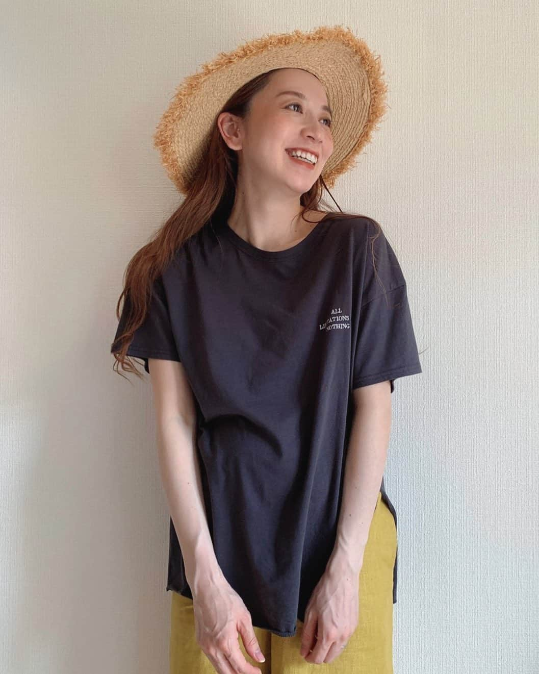 ungrid_minamiのインスタグラム：「. 家で写真を撮ってみたよ 写真がひさびさでなんかドキドキした。😦 . Tシャツはrunwayチェックしたら予約販売してました🤟🏻見てみてくださいね♡ . @ungrid_official @ungrid_staffsnap #Ungrid#エンブロイダリー#tシャツ#夏#summer」