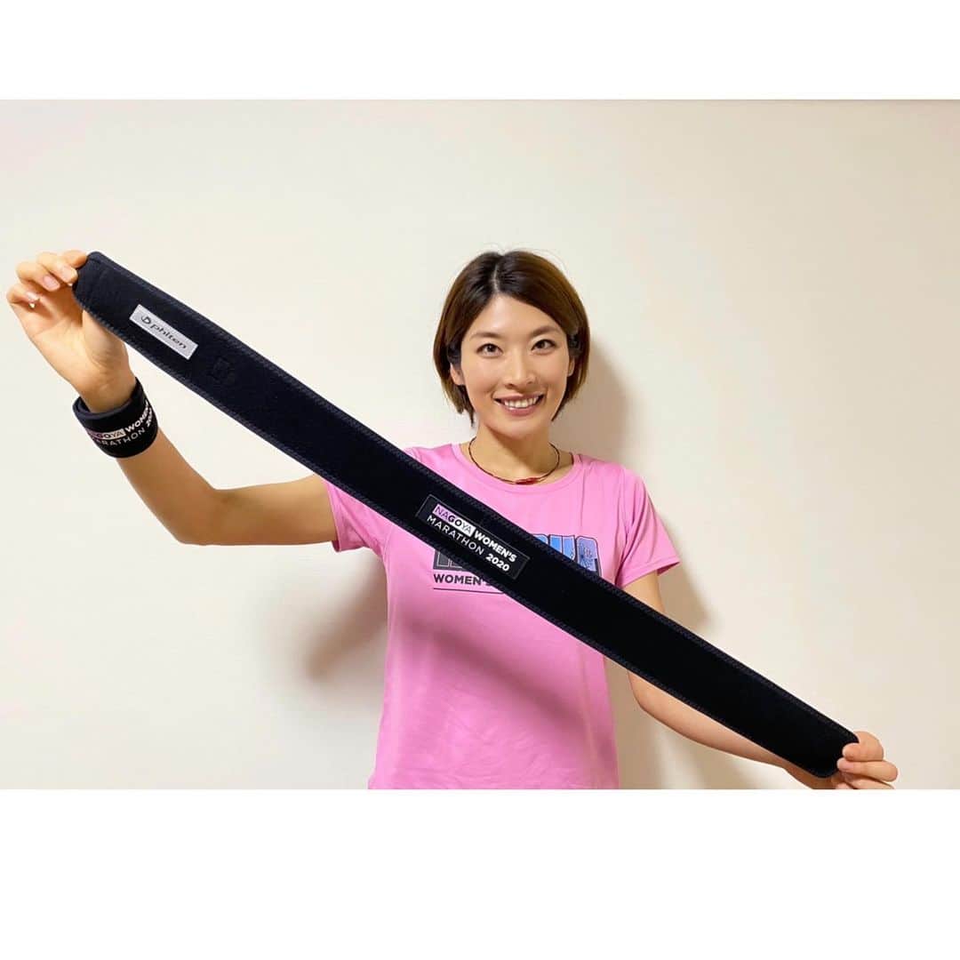 西谷綾子のインスタグラム：「✴︎ 名古屋ウィメンズマラソン2020限定デザイン ファイテンスポーツベルトとRUKUWAバンドメタックス✨ ・ 特別企画として‼️🌈 大会ロゴ入り商品をご購入いただいた方に 「オリジナルクリアポーチ＆シューズバッグ」が プレゼントされるそうです😍 また、販売価格は通常の「30％OFF」😳‼️✨. ・ スポーツベルトを腰に巻くと体幹が安定して 理想のフォームをサポートしてくれます🏃‍♀️🏃‍♂️ 私は練習、レース時に愛用しています☺️ ・ 姉や弟は腰痛持ちで 立ち仕事で腰に負担が‥😭😢 悩んでいたので、ベルトをプレゼントしたら めっっちゃ喜んでくれて毎日使ってます😊 ・ RUKUWAバンドメタックスも大好きっ💕😍 普段の生活はもちろん！眠る時にも足首に付けてます😽💛 ・ #ファイテン #私にとって心強い存在♡♡ #パフォーマンスアップをサポート #大好き」