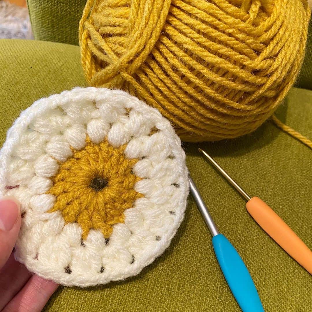 廣岡聖さんのインスタグラム写真 - (廣岡聖Instagram)「. ひまわりモチーフにハマってます🌻 過程まで可愛い。 #HIJIRI_Handmade #grannysquare#knitting#かぎ針編み」5月3日 21時19分 - hirooka_hijiri