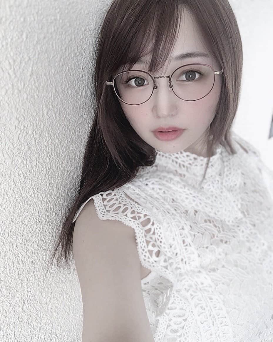 橋元優菜のインスタグラム：「＊ Twitterのプロフィール変えました💪 . . . . . @bijo_navi  #asianmodel  #眼鏡女子  #メガネコーデ #ノースリーブ  #レーストップス #アラサーコーデ  #美女図鑑 #美女navi #写真好きな人と繋がりたい #팔로미 #오오티디 #大人の女性 #ビジョナビ #jinssnap」