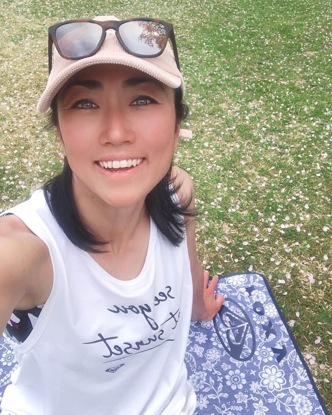 三星マナミさんのインスタグラム写真 - (三星マナミInstagram)「・ ・ 満開桜吹雪🌸 ・ 暑過ぎず寒くなく。。 ・ ・ 満開の桜並木の下で太陽を浴びながらのyogaは… 本当に幸せな時間でした🌸✨ ・ ・ 静かな山々に囲まれて…🏔 ・ 感謝🙏🌈 ・ @roxyjapan  @oakleyjapan  #mountainlife #snowresortに住む #自然が身近にある暮らし #パワースポット #thisis #野沢温泉村 #今に感謝 #いつも感謝」5月3日 21時22分 - mana_uen00116