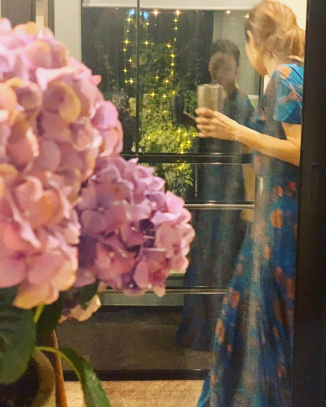 神崎恵さんのインスタグラム写真 - (神崎恵Instagram)「久しぶりの色ワンピ。 ワンピースと体の間を風が泳いでいく感じが心地いい1日でした。 冷蔵庫を行ったり来たり。 テラスから見えるわたしはいつもパタパタしているんだって👣👣 今日は、インスタライブ、ありがとうございました😊 ご一緒できて、とても楽しい時間でした。 また来週。 #紫陽花　の季節💠 ワンピース　@velnica_japan  コップの中は、お水かカフェラテ。たまにのたまーに生マッコリ。」5月3日 21時31分 - megumi_kanzaki