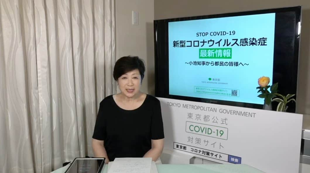 小池百合子のインスタグラム：「5/31まで緊急事態宣言延長の方向とのことですが、都民の皆様にも引き続きご協力をお願いしなければなりません。都民の命を守り、経済を早期に復活させるためにも、まずはこの正念場を乗り越えてまいりましょう。東京都の具体的方策は、明後日5日にも公表できるよう、取りまとめてまいります。﻿ ﻿ 本日の新規感染者数は91名（濃厚接触者27名、経路調査中64名）です。﻿ また感染により4名の方がお亡くなりになられました。心からご冥福をお祈りいたします。﻿ ﻿ 今、私たちにできることは、『感染しない、感染させない』です。﻿ ﻿ 医療現場でご尽力されている皆様、自粛にご協力いただいている多くの皆様、それぞれの努力を無駄にしないためにも、今はお家で過ごしましょう。命を守るため、一日も早く日常を取り戻すため、ご協力ください。﻿ ﻿ 私も今日のライブ配信は #stayhome で、自宅からお届けしました。﻿ ﻿ #stayhome週間」