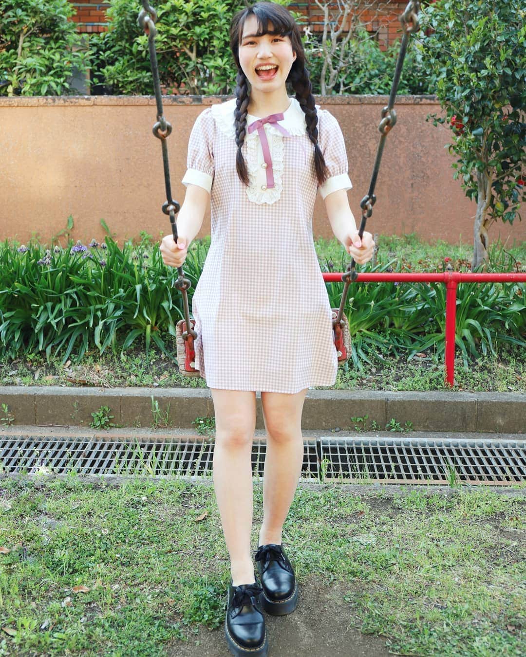のインスタグラム：「何か言いたそうな顔してる🙄 #ポートレート#ポートレート撮影#ポートレート好き#ポートレート女子部#ポトレ女子#カメラガール#カメラのある暮し#写真好きな人と繋がりたい#アンクルージュ#公園#ブランコ#カメラのある暮し #igersjp#instagood#instagramjapan#camera#portrait#canon#team_jp_東#team_jp_#ig_photo#6dmark2」