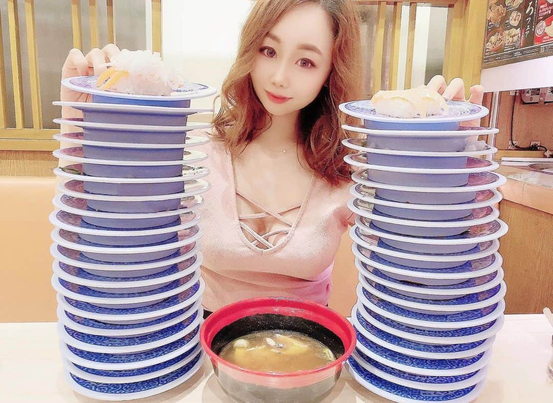 千咲まりさんのインスタグラム写真 - (千咲まりInstagram)「. I ate a lot of sushi that spins🍣  みんな夜ご飯食べた？？ . おすし。 久々に回転寿司が食べたくなりました🍣 東京にも #くら寿司 あるんだね～❤ 横通り過ぎた知らない男の人達に笑われた(´TωT｀)笑 大食い期間じゃないのでプライベートはわりと少食です。 . 今夜はコメント返信していきますね💪🏻 . welcome comments 🇯🇵🇰🇷🇨🇳🇺🇸 ✩  ﾟ＊.｡.＊ﾟ＊.｡.＊ﾟ＊.｡.＊ﾟ＊.｡.＊ﾟ #お寿司 #sushi #寿司  #千咲まり  #被写体 #被写体募集 #自画撮り  #カメラマン募集  #撮影会モデル  #大食い #グラビアアイドル #グラビアタレント #インフルエンサー #事務所探し中 #フードファイター  #コメントは全て返信します  #1mmでもいいなと思ったらいいね #フォローミー  #お仕事のご依頼お待ちしております  #コメントは全て返信します #いいね返し #like4like」5月3日 21時32分 - marilyn_ooguikoakuma