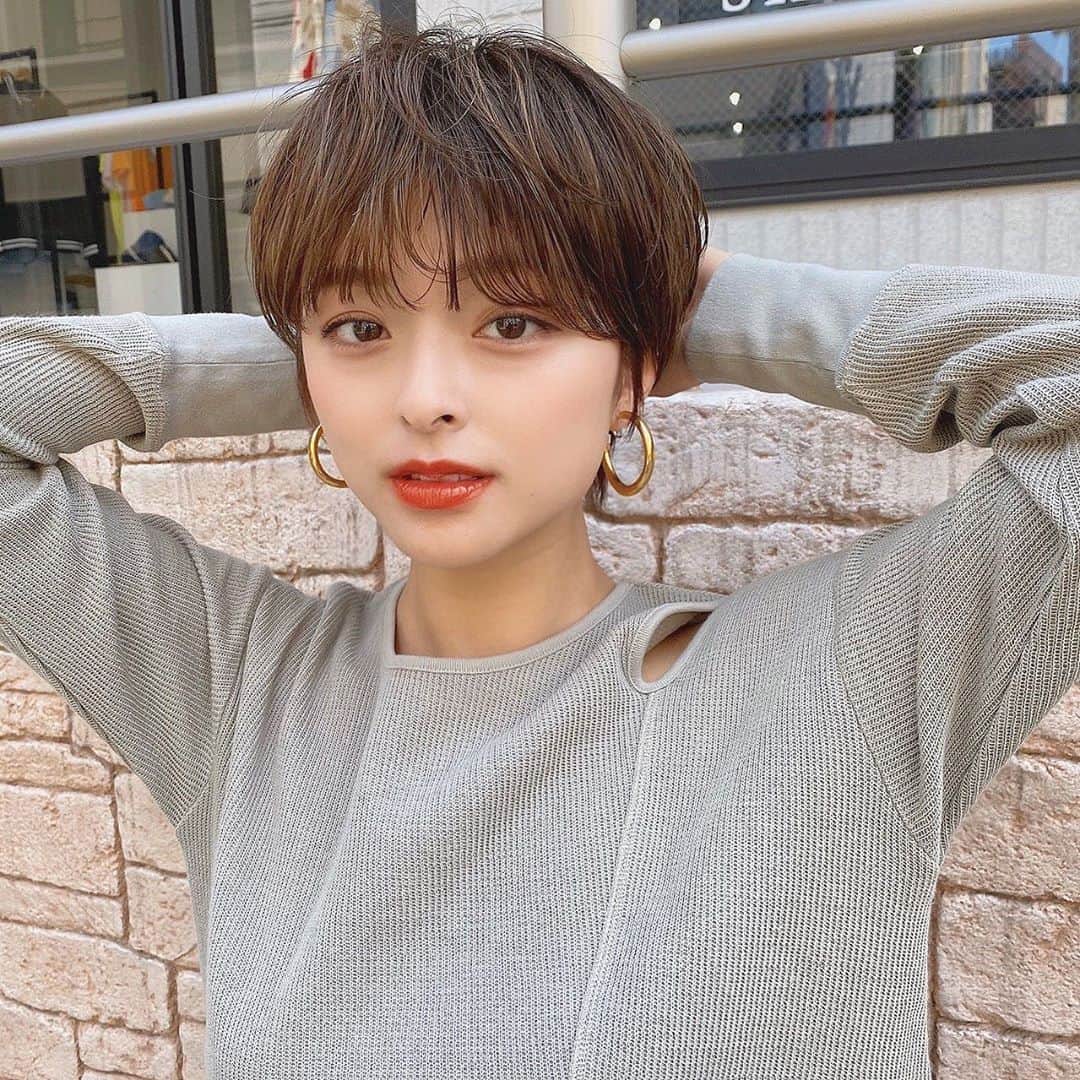 かおりのインスタグラム：「・ ・  5月もあっという間に すぎていきそうだなぁ🌳  早くライブしたいなぁ、、😭 まっててね😭！ #ナチュラル　#アンニュイ #自然光　#ショートヘア　#マッシュショート」