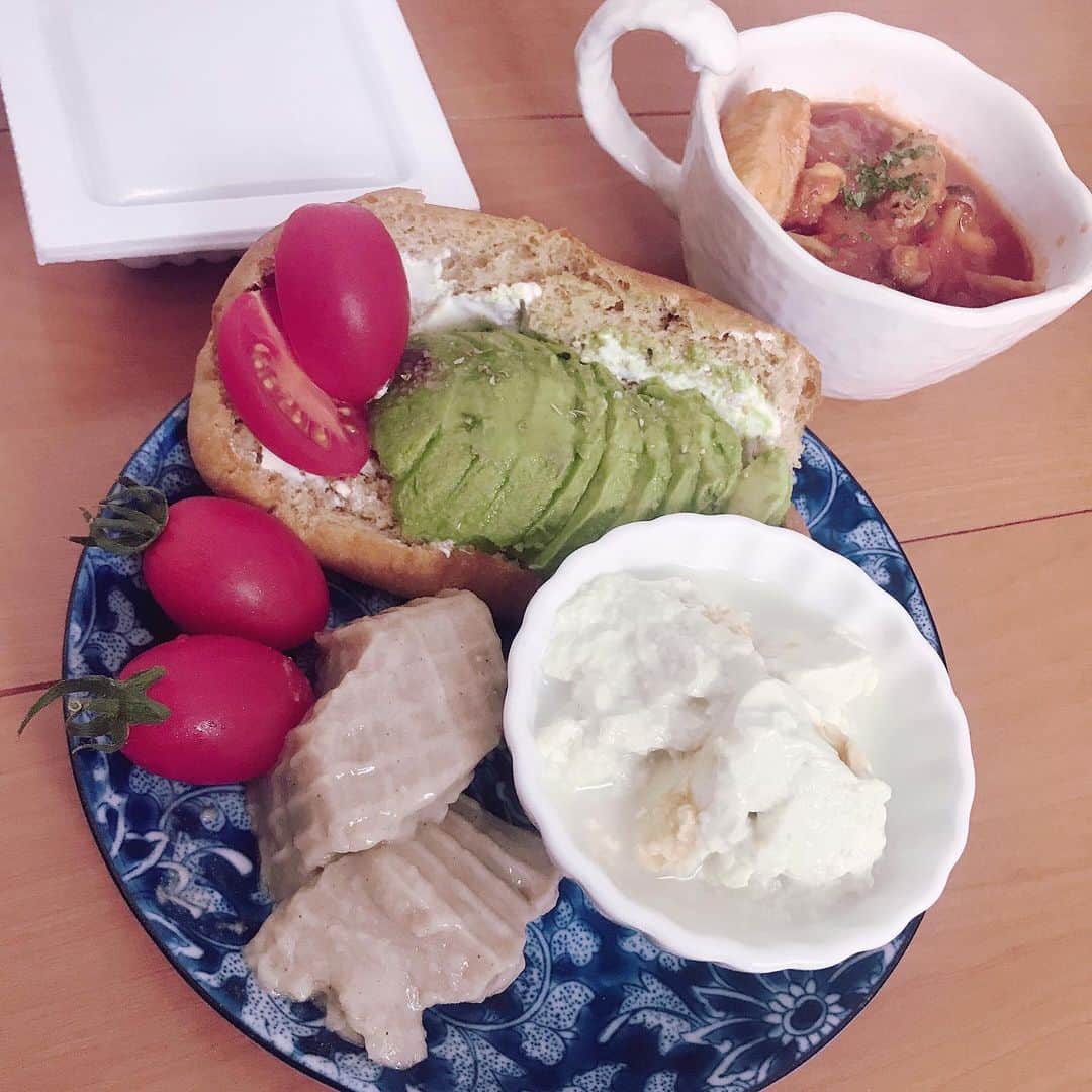三田麻央のインスタグラム：「最近の昼まとめ🍽 パンはふすまパン🍞 アボカドが多いのは安いときにまとめ買いしたからです✌️ #自炊 #おうち時間」