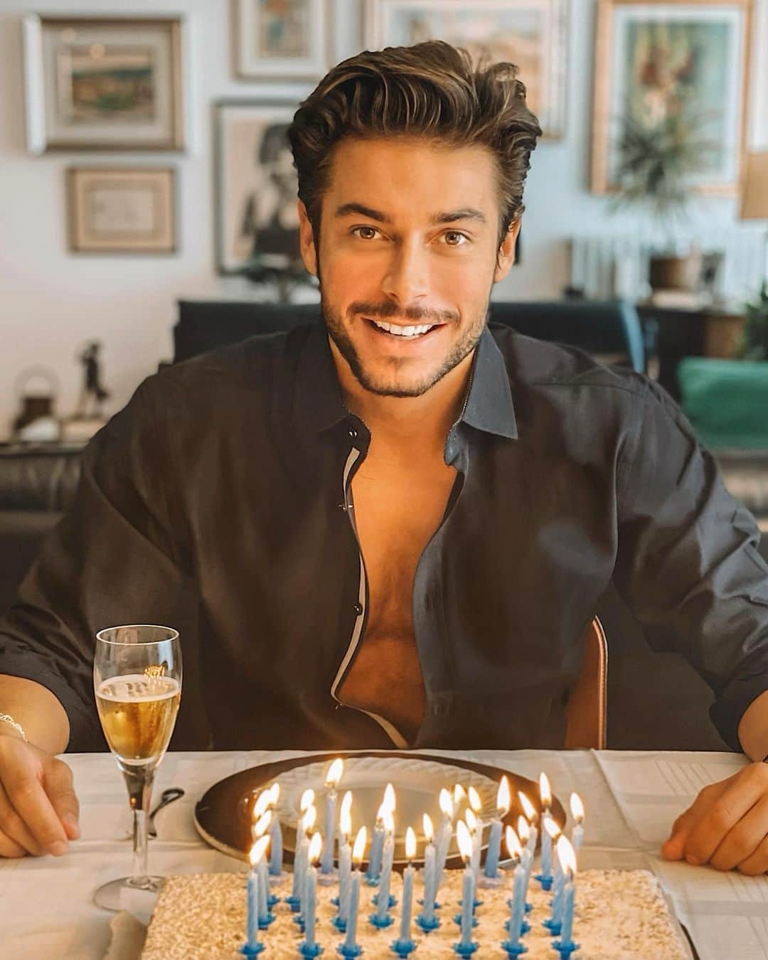 アンドレア・デンバーのインスタグラム：「Mi aiutate a spegnere le candeline? Siete tutti con me a festeggiare il mio compleanno! ❤️🎂🎉 Can you help me blow out the candles?  Thank you all to be with me to celebrate my birthday! 🎂🎉 #loveyouall #everythingwillbealright」