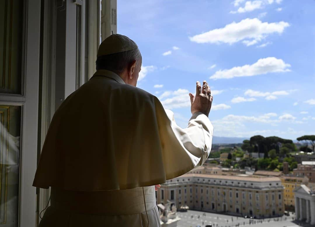 フランシスコ（ローマ教皇）さんのインスタグラム写真 - (フランシスコ（ローマ教皇）Instagram)「EN: Good Shepherd Sunday is a beautiful Sunday, one of peace, meekness, and tenderness because our Shepherd cares for us. "The Lord is my Shepherd, there is nothing I shall want" (Ps 23). PT: O domingo do Bom Pastor é um belo domingo, é um domingo de paz, de mansidão, de ternura, porque o nosso pastor cuida de nós. “O Senhor é meu pastor, nada me faltará” (Sl 22). ES: El domingo del Buen Pastor es un domingo bello, un domingo de paz, de mansedumbre, de ternura, porque nuestro Pastor cuida de nosotros. “El Señor es mi Pastor, nada me puede faltar”. (Sal 22). IT: La domenica del Buon Pastore è una domenica bella, è una domenica di pace, di mitezza, di tenerezza, perché il nostro Pastore si prende cura di noi. “Il Signore è il mio Pastore, non manco di nulla” (Sal 23). FR: Le dimanche du Bon Pasteur est un beau dimanche, c'est un dimanche de paix, de douceur, de tendresse, parce que notre Pasteur prend soin de nous. "Le Seigneur est mon berger, je ne manquerai de rien." (Sal 22). DE : Der Sonntag des Guten Hirten ist ein schöner Sonntag, ein Sonntag des Friedens, der Sanftmut und der Zärtlichkeit, denn der Gute Hirte sorgt für uns. „Der Herr ist mein Hirt, nichts wird mir fehlen“ (Ps 23). PL : Niedziela Dobrego Pasterza to piękny dzień, to niedziela pokoju, czułości i łagodności, gdyż nasz Pasterz opiekuje się nami. “Pan jest moim pasterzem, nie brak mi niczego” (Ps 23).」5月3日 21時40分 - franciscus