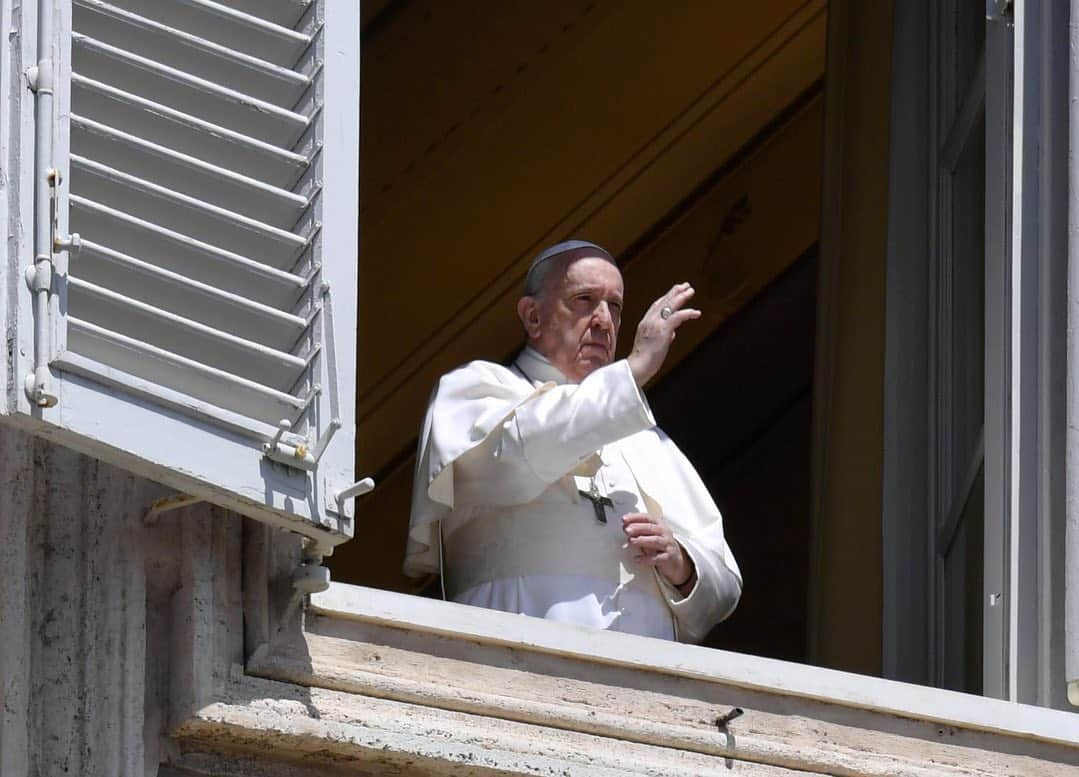 フランシスコ（ローマ教皇）さんのインスタグラム写真 - (フランシスコ（ローマ教皇）Instagram)「EN: Good Shepherd Sunday is a beautiful Sunday, one of peace, meekness, and tenderness because our Shepherd cares for us. "The Lord is my Shepherd, there is nothing I shall want" (Ps 23). PT: O domingo do Bom Pastor é um belo domingo, é um domingo de paz, de mansidão, de ternura, porque o nosso pastor cuida de nós. “O Senhor é meu pastor, nada me faltará” (Sl 22). ES: El domingo del Buen Pastor es un domingo bello, un domingo de paz, de mansedumbre, de ternura, porque nuestro Pastor cuida de nosotros. “El Señor es mi Pastor, nada me puede faltar”. (Sal 22). IT: La domenica del Buon Pastore è una domenica bella, è una domenica di pace, di mitezza, di tenerezza, perché il nostro Pastore si prende cura di noi. “Il Signore è il mio Pastore, non manco di nulla” (Sal 23). FR: Le dimanche du Bon Pasteur est un beau dimanche, c'est un dimanche de paix, de douceur, de tendresse, parce que notre Pasteur prend soin de nous. "Le Seigneur est mon berger, je ne manquerai de rien." (Sal 22). DE : Der Sonntag des Guten Hirten ist ein schöner Sonntag, ein Sonntag des Friedens, der Sanftmut und der Zärtlichkeit, denn der Gute Hirte sorgt für uns. „Der Herr ist mein Hirt, nichts wird mir fehlen“ (Ps 23). PL : Niedziela Dobrego Pasterza to piękny dzień, to niedziela pokoju, czułości i łagodności, gdyż nasz Pasterz opiekuje się nami. “Pan jest moim pasterzem, nie brak mi niczego” (Ps 23).」5月3日 21時40分 - franciscus