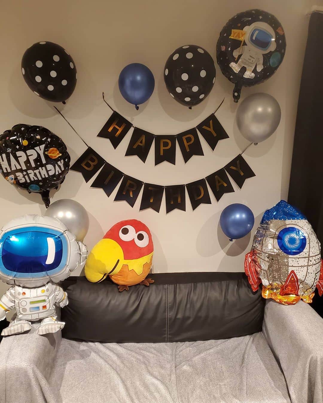 古賀隼斗のインスタグラム：「オンライン誕生日会ありがとうございました！ 鮪も30歳になりました。  モバイル会員限定だったので、飾り付けを貼っておきます！  また色々やりたいと思います。  楽しかった！  配信はいいなあ。  #kanaboon #古賀隼斗 #stayhome #生配信」