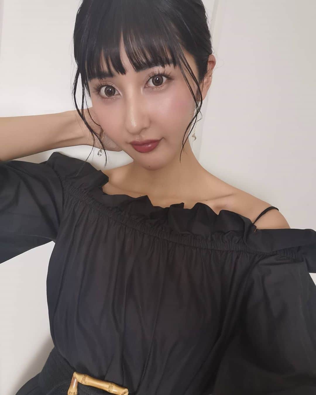 Lisaのインスタグラム：「. まつ毛についてですが、 これ自まつ毛です！！ 毎日ちゃんとケアしてたらこんなに 伸びたの😳😳凄いよね😳 自分でもびっくりしてます。 皆にマツエク？って聞かれる。 . 長年マツエクしててスカスカでかなり短い まつ毛だったけどそんな私のまつげでも こんなに伸びます！！ . 美容液はEGUTAMを毎日使ってます！ 毎日しっかり塗ってたらここまで 伸びました😳❤️ . 合う合わないはあるかもですが、やっぱり 毎日きちんと続けることが大事かと🤔 . 是非やってみてください❤ ホントにマツエク長年にかけてたお金 無駄だったなぁと思いますよ😂💰💸💸 #まつげ#まつげ美容液#自まつ毛ケア#まつげケア#まつ毛#美容#美容液#EGUTAM#コスメ」