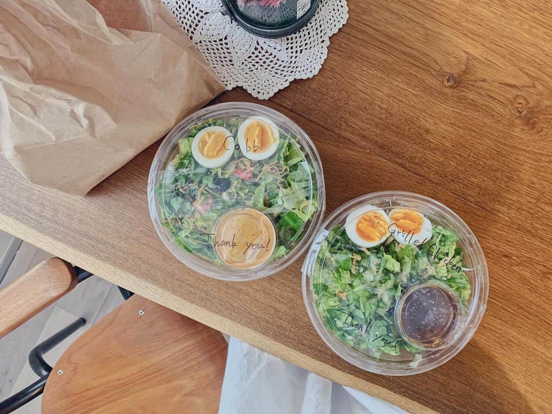 奈津美さんのインスタグラム写真 - (奈津美Instagram)「- #ubereats #veggiefarmtokyo #saladbowls - @suuuuu_nikuyarou 手掛ける @veggiefarm_tokyo が UBER EATS始めたよ〜🦩🤍 - ボリューム満点だし こだわり野菜は美味しいし とーっても満足度高め🦖♡ 家族でシェアするサラダでも◎ サラダランチにも◎ - 代官山付近の方々は是非 頼んでみてね〜っ😋🌷 - #veggieholic #野菜うますぎ #サラダマンネリ解消 #ボリューム満点 #ベジファーム」5月3日 21時37分 - natsumi_7.2.3