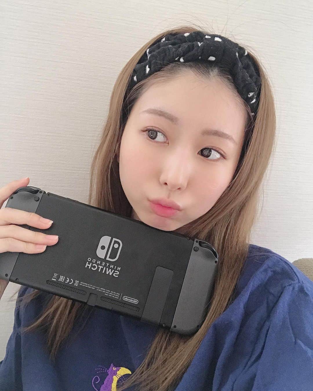 のインスタグラム：「今日の私です🎮 自撮りを全くしておらず 久しぶりになってしまいました…😢 ㅤㅤㅤㅤㅤㅤㅤㅤㅤㅤㅤㅤㅤ 前髪が伸びてきたのでヘアバンドで上げています❤︎ メイクもベースメイクは日焼け止めとコンシーラーのみにして少し休めてるけど アイメイクはきちんと！ キラキラメイクがお気に入りです🥺❤︎ ㅤㅤㅤㅤㅤㅤㅤㅤㅤㅤㅤㅤㅤ 皆さんはいかがお過ごしですか？🥰」