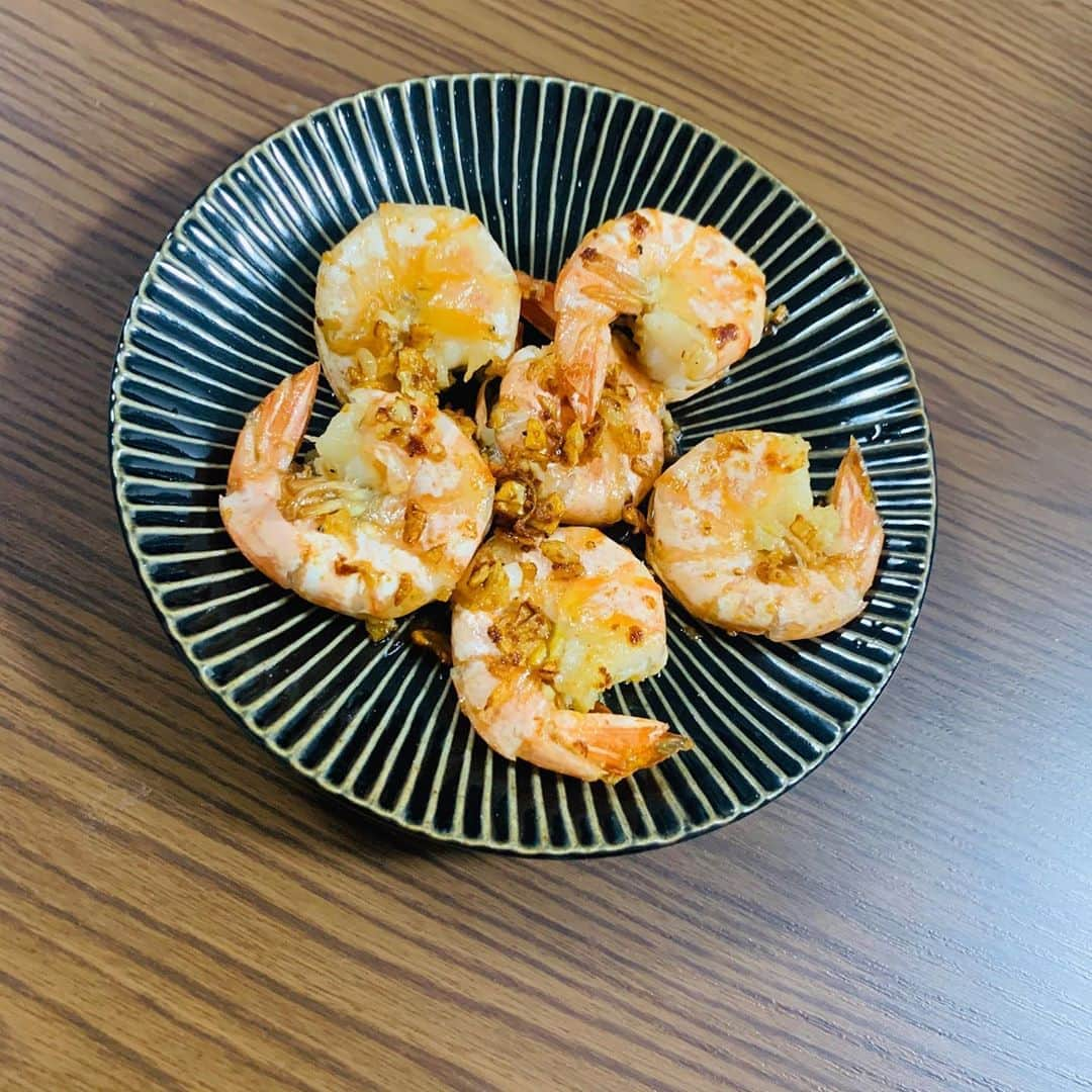 小澤雄太さんのインスタグラム写真 - (小澤雄太Instagram)「ガーリックシュリンプ🦐 おつまみと思ったけどごはんが進む、、、 どーしましょう。。。 #ガーリックシュリンプ #stayhome  #ハワイ #行ったら食べたいな #男料理 #男THE飯 #オザメシ #一品料理 #レシピはブログで✨ #yuta_ozawa #ozattsu #おざっつ」5月3日 21時44分 - yuta_ozawa_official