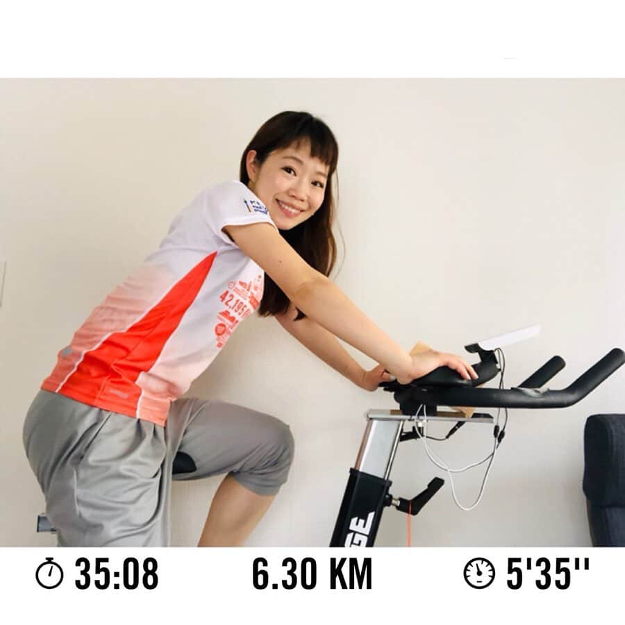 遠藤朋美さんのインスタグラム写真 - (遠藤朋美Instagram)「最近は室内自転車もこぎ始めています ・ ドディです、こんにちは ・ 家の中の湿度が３％くらい上がる気がします。 ・ 自転車に乗った後に、主人より「なんか、汗のかおりが・・・。」と言われましたが すぐ走りに行くため、そのままの服装に。 ・ 走った帰りに、夜の料理に使うお肉をスーパーで購入して帰ったのですが、 そういえば私は、走る前からずっと、汗くさいんでした。 ・ あぁ、みなさまが、マスクをしてくれていて、良かった。。。 ・ 助かりました。 あれです。何を言いたいわけではないのですが、 このままだと、ただの私のくさい情報になってしまうので、 #みなさまマスクをしよう と、言いたいことにしました。 ・ #ごまかした ・ ・ ・  本日も母から猫の動画が来たので、 ３枚目は猫の動画を載せました ・ 本日もこざかしいくらいかわいいので、是非見てください。 ・ ・ ・ そして、最近の私の出汁活。 昆布、鰹節ときたので、本日は、煮干し。 ・ 昆布、鰹節より、シンプルで庶民的で、ぽりぽり食べると おいしくて健康的なので、私は煮干しをかなり気に入ってしまいました。 ・ 煮干しとは：その名のとおり、「煮て干した」もの 最も多く使われるのは、カタクチイワシを中心とするイワシ類。 ・ ただし、煮て干せば煮干しになるため実はいろんな煮干しがあるんだとか。 そのため（か？）、サバ、アジ、イカナゴなどの青魚から始まり、タイやホタテなんかも煮干しとして使われるそうです。 ・ タイの煮干し、ちょっと贅沢感あって、 食べてみたい。。。 おいしそう。。。 ・ ちなみに、イワシ煮干を小さくしていくと、ちりめんじゃこやしらすになってくるそうです。 はーーーーーー。。 ・ ・ ・ そんなGWを送っています。 何このGW。。。 ・ ・ ・ 本日も、ちょっとだけ走っています。 ・ ・ #ドディ #世界を走れドディ #ランニング女子 #ランスタグラマー #総研マラソン #anan総研マラソン部 #running #Marathon #Laufen  #달리기 #마라톤 #跑步 #马拉松 #走ること  #出汁 #自転車始めました #猫 #子猫 #猫好き #猫好きな人と繋がりたい」5月3日 21時45分 - aristocatsthe817