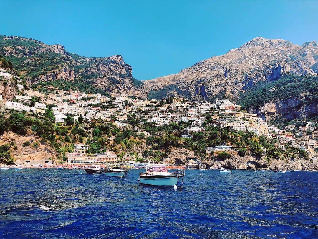 ライア・グラッシのインスタグラム：「🍋 𝒫𝑜𝓈𝒾𝓉𝒶𝓃𝑜 🍋 . Espectáculo de lugar, definitivamente está en mi TOP 5 en cuanto podamos viajar. 🚤 🌊 ☀️ . . #travel #addicted #lemons #italy #costaamalfitana #belleza #positano #ravello #amalfi #capri」