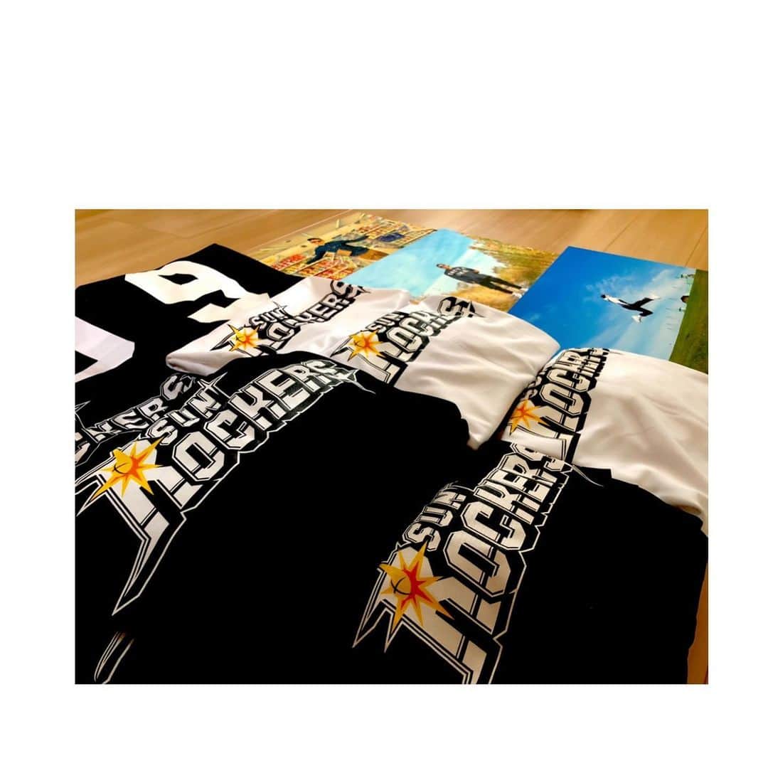 ベンドラメ礼生のインスタグラム：「2020.05.03 . . 昨日の投稿で言っていた、僕のTシャツを 購入してくれた方の中から30名にプレゼント🎁。 . ノースリーブ・Tシャツ・ロンT 以前、僕が出演した　#熱血バスケ　で紹介していただいた お気に入り写真のボード📸 . 誰に当たるかなぁ、、、🧩♪ Tシャツの購入がまだの方は 僕のプロフィールからサイトにアクセスして 購入できます。※5月6日まで . . #ベンドラメ礼生  #サンロッカーズ渋谷」