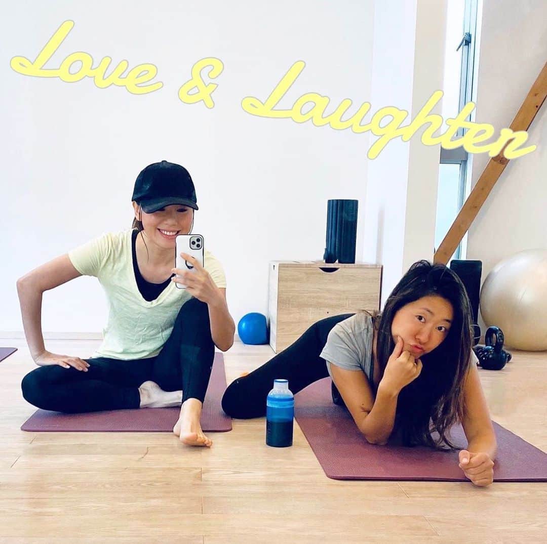 のインスタグラム：「「ヒロエちゃんが、夢に出てきたっ☺️」﻿ と朝イチにインスタライブしようと！ メールをしてきた直子さん。﻿初の試みですが。 5/8（金）12:00〜﻿『 Love&Laughter 』✨﻿ ﻿ 早くも出会って10年以上たつね💚﻿ ホームパーティーや、キャンピングカーで ﻿家族でカリフォルニア縦断したり🇺🇸 独身の頃から知ってるし、もう﻿思い出が沢山ある。 ﻿ いやーお互いに成長しました✨﻿ いまや個性ある3人男の子のお母さん💓﻿ ﻿ 女性としてもリスペクトしているし、﻿ 子供ととことん向き合っている姿をみて、﻿ 彼女から学ぶことが沢山あります☺️﻿ ﻿ そんな中で、ここ最近。 ウェルネススイーツの会社立ち上げたり ヘルスケアのスクールを立ち上げたり。﻿ 朝からエネルギッシュな運動したり。  もうね、なんともパワフル❣️﻿ すごくないですか？😆 .  @sanctuaryfoods.hayama  @paleo_life_academy ﻿ . こんなワイルドな彼女も、﻿ 繊細で優しい面をもち、﻿ 沢山向き合い乗り越えてきたんだよね。﻿ 語り合ったねー何時も。 ﻿ 同じく私も様々なトライ&エラーを﻿ 重ねてきて『今』がある。﻿ ﻿ ﻿ まさに体験至上主義💎のわたしたち。﻿ そして、まだまだ成長中✌️﻿ ﻿ お互いのフィルターをとおして。﻿ ヘルスケア、マインド、ラブなど﻿ 色々なトピックでお話してみようと思います☺️﻿ ﻿ 笑ったり、心が温かくなったり、﻿ 楽になったりしてくれたら良いねって👍﻿ まずはトライしてみます❤️﻿ ﻿  姉妹漫才になるんじゃないかと、 よく知ってる友人に言われまくる。われわれ😂 どんなキャラやねん🤣 ﻿ この人がいなかったら、ここ葉山に﻿ わたしはいないよなぁ。﻿ だってカリフォルニアいる時、﻿ 彼女達が部屋を抑えてくれたのだから😂﻿ ﻿ まさに、ご縁が巡っています🌟﻿ . わたしは、直子にいつも感謝でいっぱいです✨  @naoko_kawamura_shiokawa ﻿ 彼女達のポストもみてみてね💓 ※自然体が良いねということで、この写真をチョイス✌️😂ゆるーくトークしますので、よかったら参加してくださいね💙﻿ #塩川直子 #平野宏枝 #STAYHOME #keephealthy﻿  写真は、本日のドライブスルー スイーツショップへ。」
