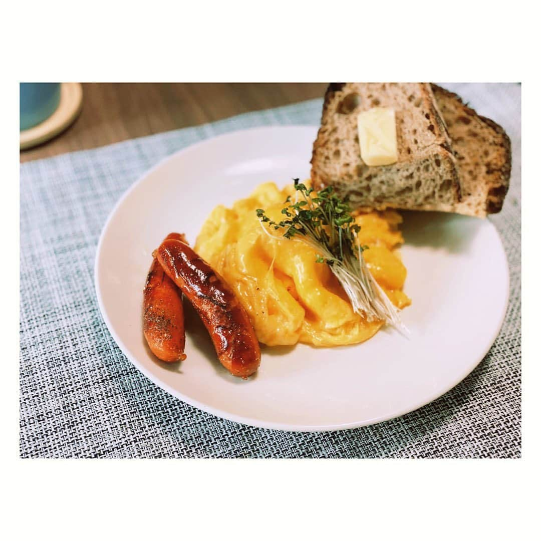 平原歩さんのインスタグラム写真 - (平原歩Instagram)「大好きなbillsに行けないからスクランブルエッグ🍳  たまご二つをよくかきまぜて、生クリーム70ccくらいをゆっくり混ぜて、バターひとかけフライパンで溶かしてフライパンあっためて、ゆっくり入れて30秒くらいまって、クシャって周りから中心にかけてあつめたら完成。(適当) 塩胡椒で食べるとめっちゃおいしいです🥚  billsの公式で作り方公開されてるみたいなのですが、初めて作ってみた時はまだ公開されてなくて色々調べて上の順番でやってみました。  こんな適当に載せてるけど、反響いいので(DMとか連絡くれた人ありがとう)動画とかあげてみるのでその時は是非🍳  #bills#レシピ#料理#卵料理#cooking #スクランブルエッグ#朝ごはん #scrambledeggs」5月3日 21時50分 - mi_mi_mi_ay