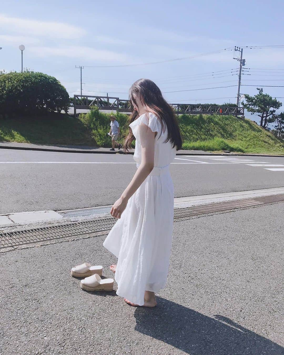 Luna.（ルナ）さんのインスタグラム写真 - (Luna.（ルナ）Instagram)「「Summer Nostalgie~君と奏でた夏~」 MV撮影オフショット ほんっっっとに暑すぎ眩しすぎの夏の朝に七里ヶ浜で撮影。 #MV #SummerNostalgie #君と奏でた夏」5月3日 22時15分 - luna.singuitar