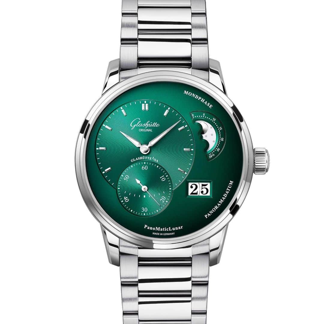 グラスヒュッテさんのインスタグラム写真 - (グラスヒュッテInstagram)「Stunning details and uncompromised legibility define every piece in the Pano collection. The PanoMaticLunar in forest green is no exception to this characteristic rule.⁠⠀ ⁠⠀ #GlashütteOriginal #GlashuetteOriginal #PanoMaticLunar #PanoramaDate #greendial #forestgreen #moonphase #watchdesign #madeingermany #watchmakingart #instawatch #watchesofinstagram #horology #outnow #newtimepiece #novelty #GOnovelties2020 #green⁠⠀」5月3日 22時15分 - glashuetteoriginal