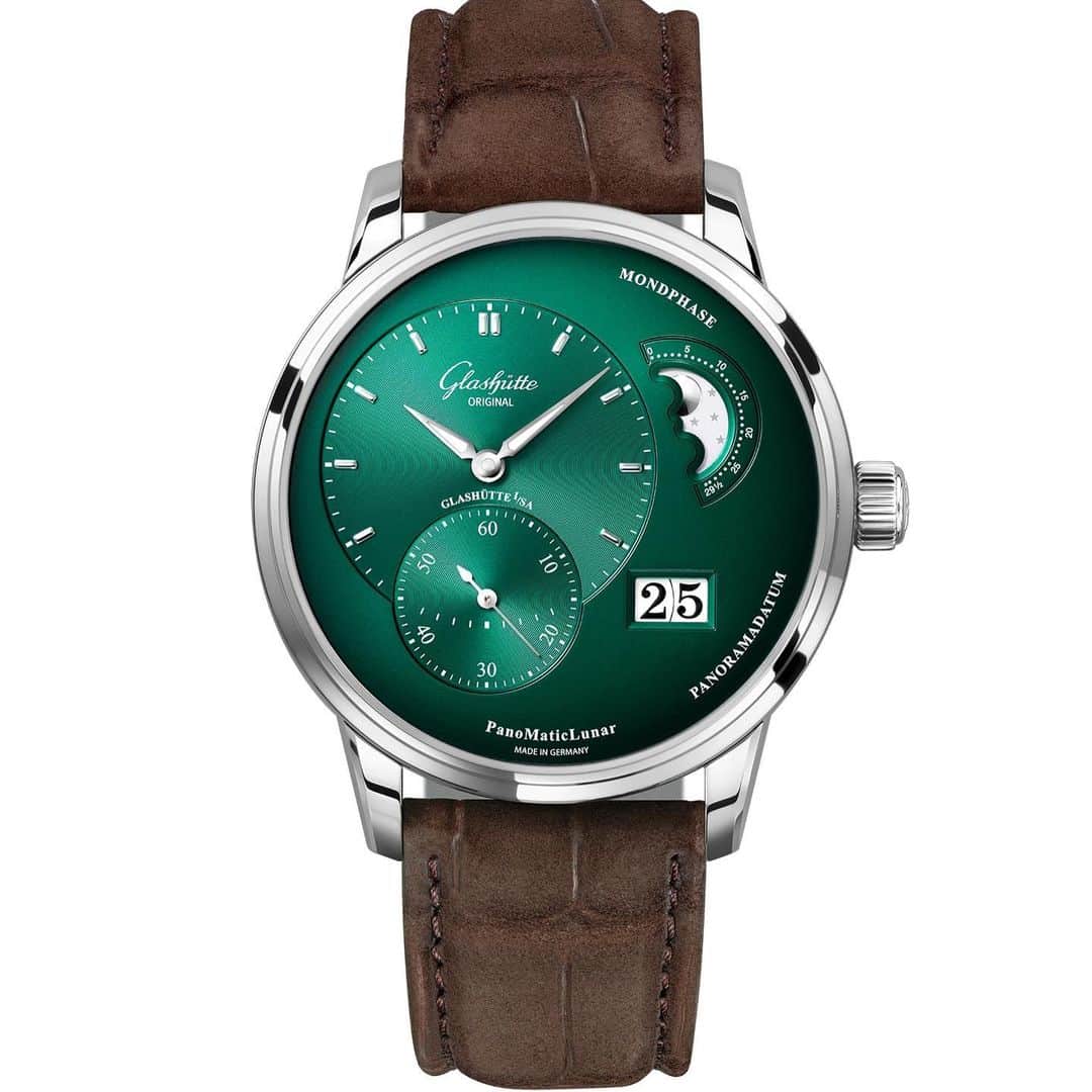 グラスヒュッテさんのインスタグラム写真 - (グラスヒュッテInstagram)「Stunning details and uncompromised legibility define every piece in the Pano collection. The PanoMaticLunar in forest green is no exception to this characteristic rule.⁠⠀ ⁠⠀ #GlashütteOriginal #GlashuetteOriginal #PanoMaticLunar #PanoramaDate #greendial #forestgreen #moonphase #watchdesign #madeingermany #watchmakingart #instawatch #watchesofinstagram #horology #outnow #newtimepiece #novelty #GOnovelties2020 #green⁠⠀」5月3日 22時15分 - glashuetteoriginal