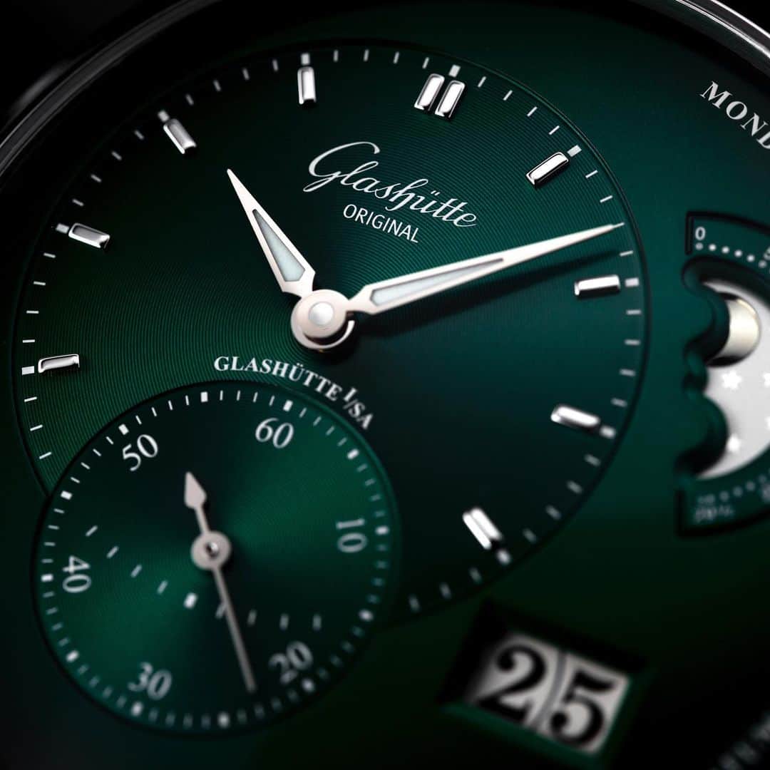 グラスヒュッテさんのインスタグラム写真 - (グラスヒュッテInstagram)「Stunning details and uncompromised legibility define every piece in the Pano collection. The PanoMaticLunar in forest green is no exception to this characteristic rule.⁠⠀ ⁠⠀ #GlashütteOriginal #GlashuetteOriginal #PanoMaticLunar #PanoramaDate #greendial #forestgreen #moonphase #watchdesign #madeingermany #watchmakingart #instawatch #watchesofinstagram #horology #outnow #newtimepiece #novelty #GOnovelties2020 #green⁠⠀」5月3日 22時15分 - glashuetteoriginal