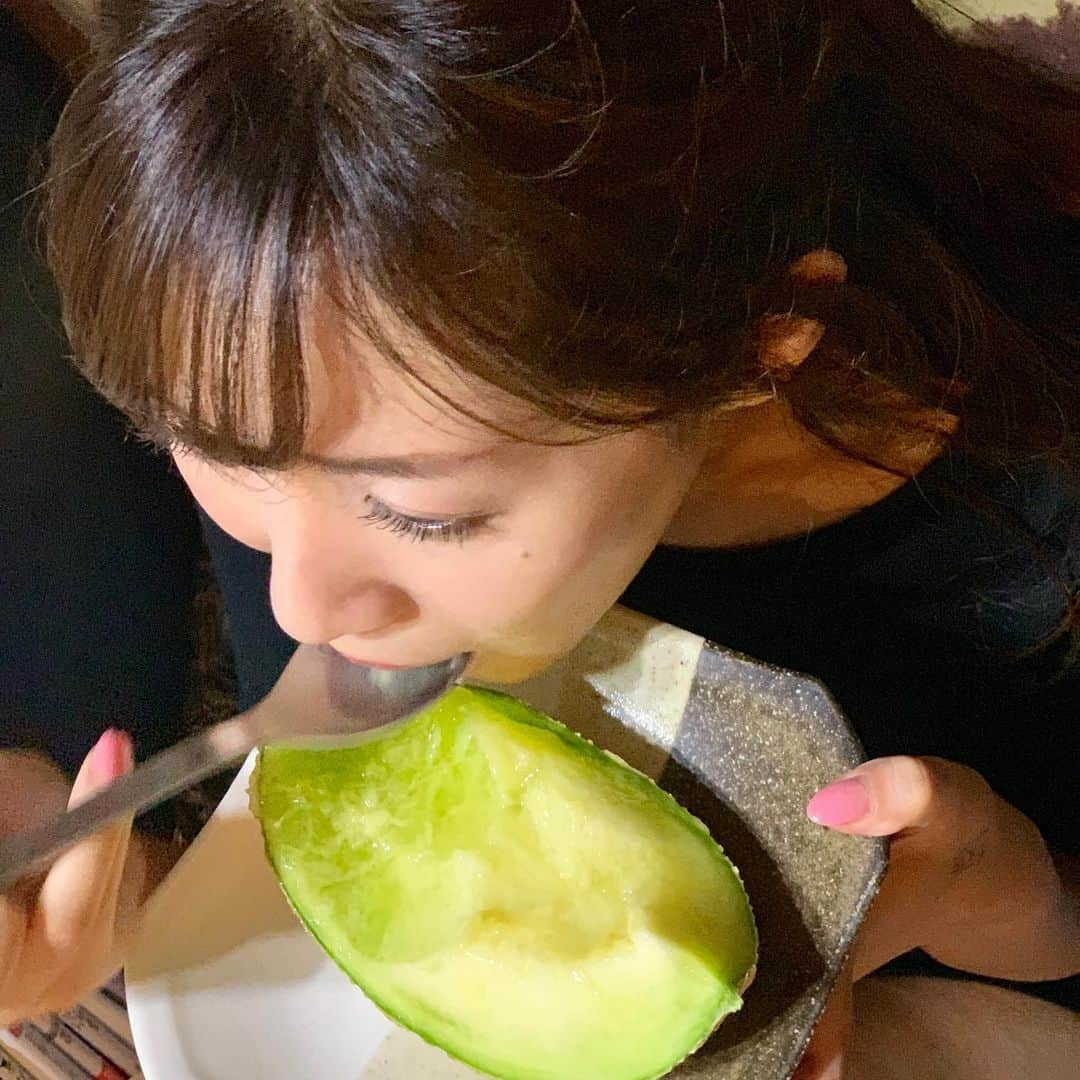 小野澤玲奈さんのインスタグラム写真 - (小野澤玲奈Instagram)「メロン集🤳🍈﻿💋 ﻿ メロンのあみあみは﻿ あえてひび割れさせて中を守るためにできた「かさぶた」﻿ う、うつくしい…﻿ ﻿ このあみあみを細か〜くもっこりさせると どんどん高級になっていって﻿ 雪→白→山→富士✨と等級があがる﻿ ﻿ あみあみは日々キュッキュと磨くそうです ﻿ 美味しくて美しいものを生み出せる人、尊敬しちゃう🍈﻿ ﻿ アローマメロンとクラウンメロンは﻿ 生産地が違うだけで「食べれば全く同じ！」だそう。😲﻿ 袋井のメロンも磐田のメロンも大好き！！！！！ . . そして静岡のマスクメロンには GABAがたっぷり  食べた〜い🥺 ﻿ #農学部女子  #メロン #メロン好き #メロン大好き  #アローマメロン ﻿ #クラウンメロン ﻿ #磐田 #袋井  #温室メロン #メロックス静岡  #メロン愛 と #メロン豆知識 を﻿ #なぜか今披露☺️ #へぇー って思ってくれたら嬉しいです☺️」5月3日 22時12分 - reina.onozawa