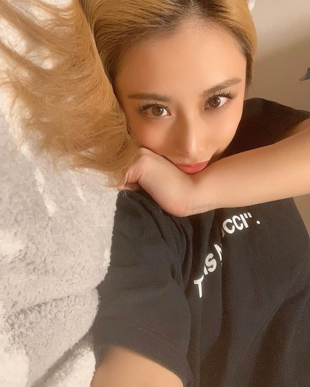 Licanaのインスタグラム：「みんな元気？💭💭💭 インスタLIVE観てくれてありがと📺 またやるからそん時はまた会いに来てね🧡  #Licana #singer #JAPINA #JAPAN #keepsmiling #yolo #staypositive #stayhome」