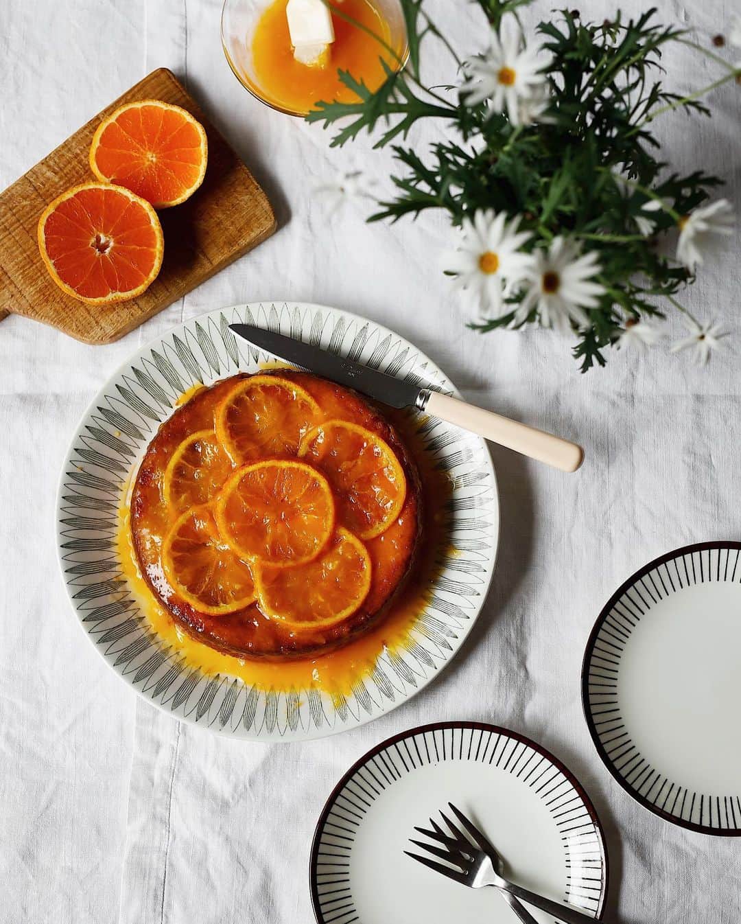 増田由希子さんのインスタグラム写真 - (増田由希子Instagram)「Orange cake is always a good idea 🍊 #cake #homemade #baking  このオレンジケーキは、教えていただいたお菓子の中でも特にお気に入りで、毎年国産オレンジが出回る時期に作っています☺️ : : レシピは「花とお菓子」 @cookbook_shelf に掲載しています。  #花とお菓子 #オレンジケーキ　#お菓子 #マーガレット」5月3日 22時22分 - nonihana_