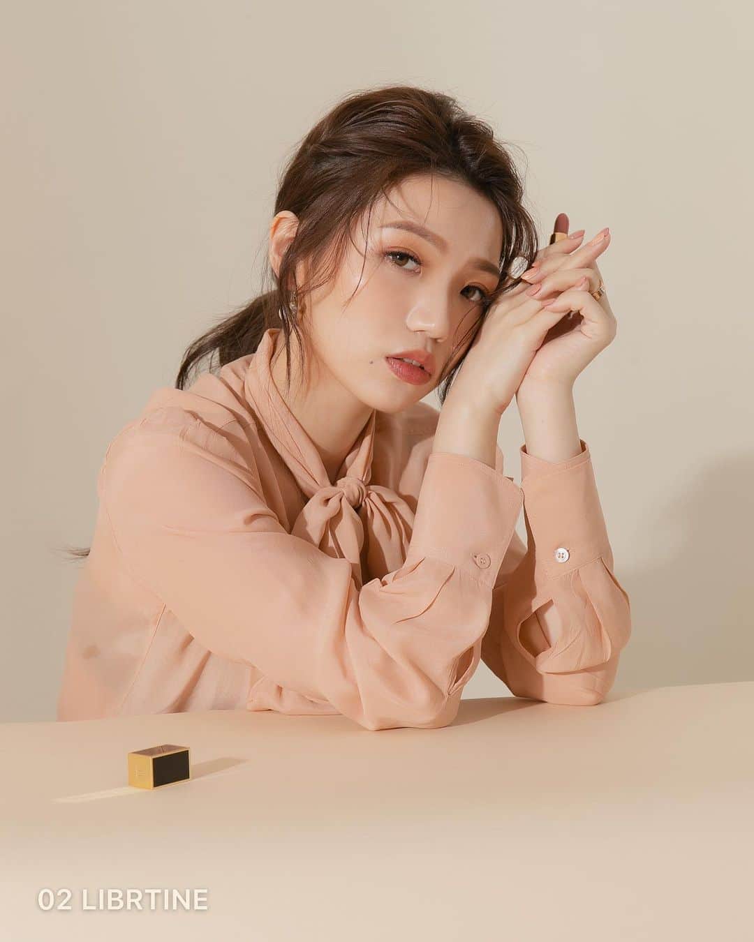 徐琁さんのインスタグラム写真 - (徐琁Instagram)「我心中最美唇膏絕對是它 我一直以來都很愛 #TOMFORD 那個方塊包裝真的很精緻超漂亮 拿出來補妝也非常吸睛 除了外型外他們的唇膏也很滑順好塗不顯唇紋 這次上市了全新的 #MOSTWANTED明星唇膏系列 想要擁有 #奶茶唇 或是 #紅唇 都沒有問題  如果早晚有不同場合 又沒有充足時間換裝的話 我就會選擇用不同色系的唇膏來改變整體的妝容 白天我會選擇擦上 #玫瑰奶茶唇 晚上或是需要正裝的場合 我會選擇 #寶石酒紅 色系 增加妝容氣勢  #LIBERTINE 02紅玉奶茶  很溫柔的顏色 配上乳霜質地 有種慵懶美、帶點不刻意的時髦感  #EQUUS 100伯爵奶茶 霧面質地的知性奶茶色 日常任何妝容都很百搭  #IMPASSIONED 80寶石紅酒  氣勢很強的暗夜紅寶石色 搭配上微霧質地，如果需要正式場合擦這支超適合!! #VELVETCHERRY 08櫻桃紅酒 水潤乳霜感的紅唇中添加一些氣質 顯白首選！  其中我偏愛 #紅玉奶茶 和 #寶石紅酒 這兩色 如果想要每次補妝都被美哭的話絕對要選 #TF經典黑管 ❤️ #TOMFORDBEAUTY #TF設計師唇膏 #TF設計師微霧唇膏 #日溫柔夜性感 #百變女人唇」5月3日 22時32分 - cos55555