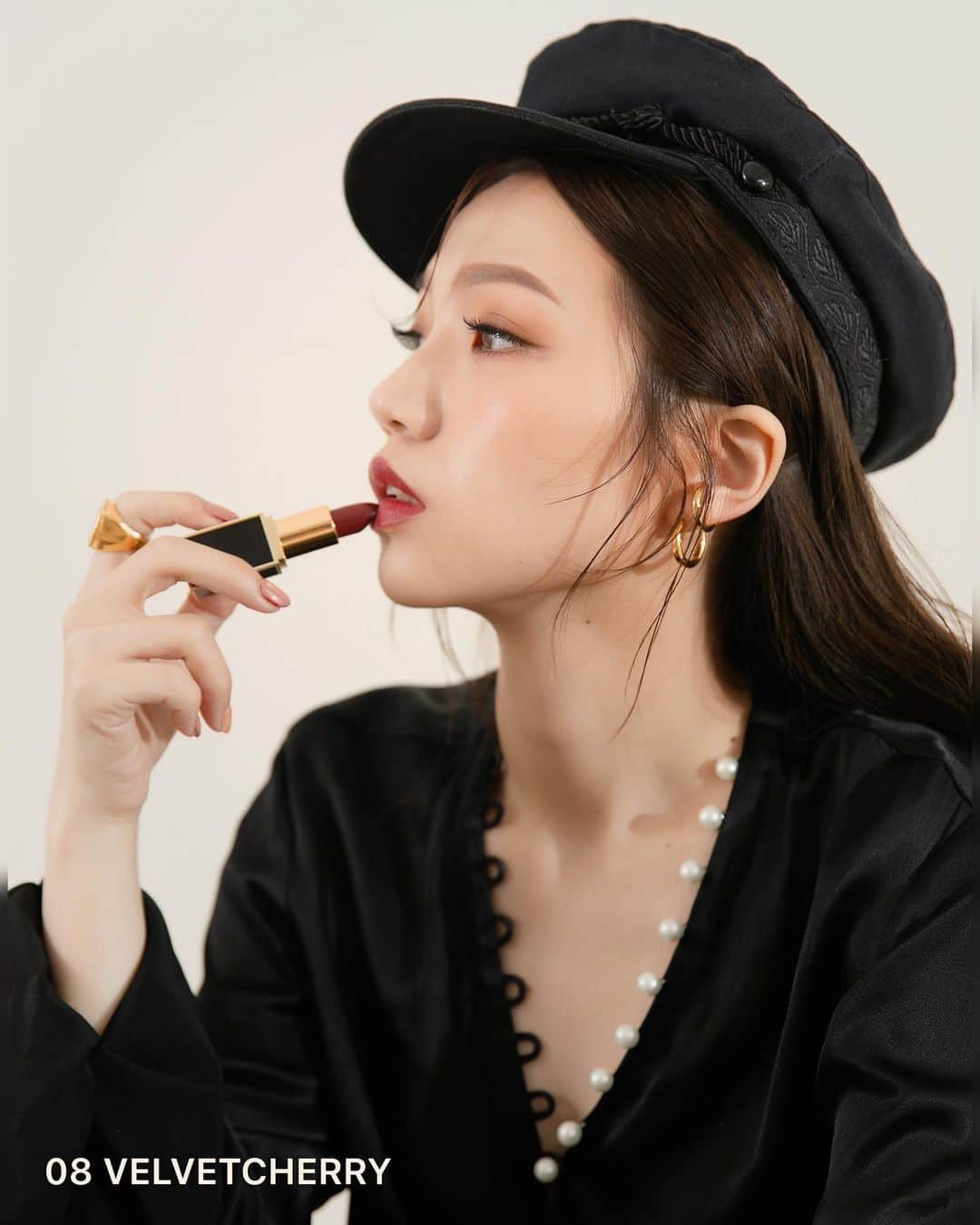 徐琁さんのインスタグラム写真 - (徐琁Instagram)「我心中最美唇膏絕對是它 我一直以來都很愛 #TOMFORD 那個方塊包裝真的很精緻超漂亮 拿出來補妝也非常吸睛 除了外型外他們的唇膏也很滑順好塗不顯唇紋 這次上市了全新的 #MOSTWANTED明星唇膏系列 想要擁有 #奶茶唇 或是 #紅唇 都沒有問題  如果早晚有不同場合 又沒有充足時間換裝的話 我就會選擇用不同色系的唇膏來改變整體的妝容 白天我會選擇擦上 #玫瑰奶茶唇 晚上或是需要正裝的場合 我會選擇 #寶石酒紅 色系 增加妝容氣勢  #LIBERTINE 02紅玉奶茶  很溫柔的顏色 配上乳霜質地 有種慵懶美、帶點不刻意的時髦感  #EQUUS 100伯爵奶茶 霧面質地的知性奶茶色 日常任何妝容都很百搭  #IMPASSIONED 80寶石紅酒  氣勢很強的暗夜紅寶石色 搭配上微霧質地，如果需要正式場合擦這支超適合!! #VELVETCHERRY 08櫻桃紅酒 水潤乳霜感的紅唇中添加一些氣質 顯白首選！  其中我偏愛 #紅玉奶茶 和 #寶石紅酒 這兩色 如果想要每次補妝都被美哭的話絕對要選 #TF經典黑管 ❤️ #TOMFORDBEAUTY #TF設計師唇膏 #TF設計師微霧唇膏 #日溫柔夜性感 #百變女人唇」5月3日 22時32分 - cos55555