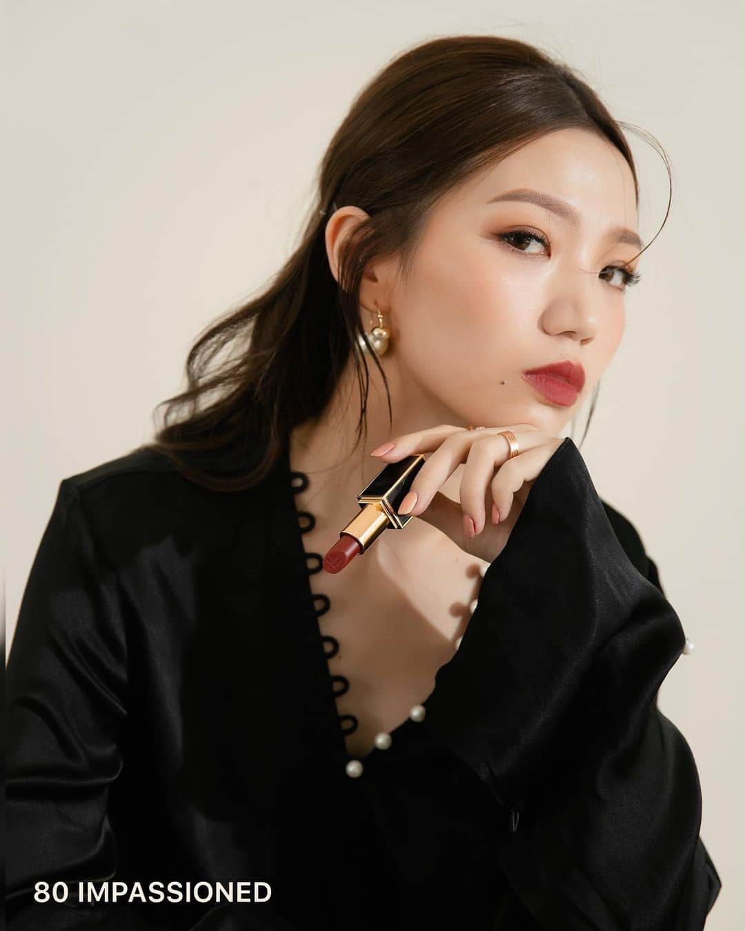 徐琁さんのインスタグラム写真 - (徐琁Instagram)「我心中最美唇膏絕對是它 我一直以來都很愛 #TOMFORD 那個方塊包裝真的很精緻超漂亮 拿出來補妝也非常吸睛 除了外型外他們的唇膏也很滑順好塗不顯唇紋 這次上市了全新的 #MOSTWANTED明星唇膏系列 想要擁有 #奶茶唇 或是 #紅唇 都沒有問題  如果早晚有不同場合 又沒有充足時間換裝的話 我就會選擇用不同色系的唇膏來改變整體的妝容 白天我會選擇擦上 #玫瑰奶茶唇 晚上或是需要正裝的場合 我會選擇 #寶石酒紅 色系 增加妝容氣勢  #LIBERTINE 02紅玉奶茶  很溫柔的顏色 配上乳霜質地 有種慵懶美、帶點不刻意的時髦感  #EQUUS 100伯爵奶茶 霧面質地的知性奶茶色 日常任何妝容都很百搭  #IMPASSIONED 80寶石紅酒  氣勢很強的暗夜紅寶石色 搭配上微霧質地，如果需要正式場合擦這支超適合!! #VELVETCHERRY 08櫻桃紅酒 水潤乳霜感的紅唇中添加一些氣質 顯白首選！  其中我偏愛 #紅玉奶茶 和 #寶石紅酒 這兩色 如果想要每次補妝都被美哭的話絕對要選 #TF經典黑管 ❤️ #TOMFORDBEAUTY #TF設計師唇膏 #TF設計師微霧唇膏 #日溫柔夜性感 #百變女人唇」5月3日 22時32分 - cos55555
