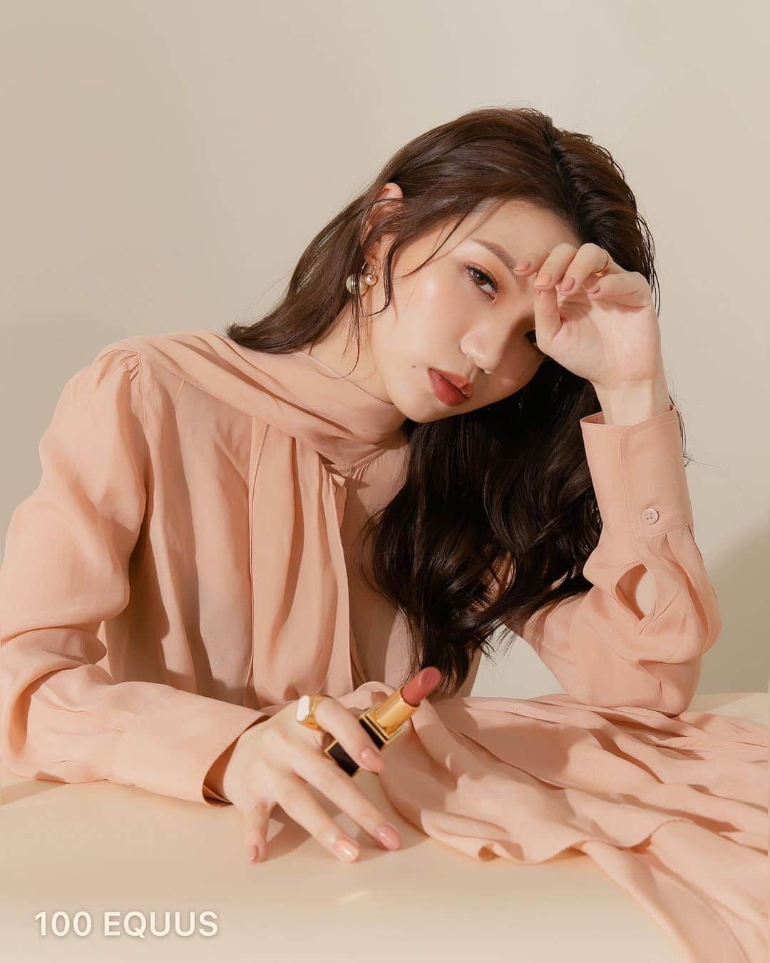 徐琁さんのインスタグラム写真 - (徐琁Instagram)「我心中最美唇膏絕對是它 我一直以來都很愛 #TOMFORD 那個方塊包裝真的很精緻超漂亮 拿出來補妝也非常吸睛 除了外型外他們的唇膏也很滑順好塗不顯唇紋 這次上市了全新的 #MOSTWANTED明星唇膏系列 想要擁有 #奶茶唇 或是 #紅唇 都沒有問題  如果早晚有不同場合 又沒有充足時間換裝的話 我就會選擇用不同色系的唇膏來改變整體的妝容 白天我會選擇擦上 #玫瑰奶茶唇 晚上或是需要正裝的場合 我會選擇 #寶石酒紅 色系 增加妝容氣勢  #LIBERTINE 02紅玉奶茶  很溫柔的顏色 配上乳霜質地 有種慵懶美、帶點不刻意的時髦感  #EQUUS 100伯爵奶茶 霧面質地的知性奶茶色 日常任何妝容都很百搭  #IMPASSIONED 80寶石紅酒  氣勢很強的暗夜紅寶石色 搭配上微霧質地，如果需要正式場合擦這支超適合!! #VELVETCHERRY 08櫻桃紅酒 水潤乳霜感的紅唇中添加一些氣質 顯白首選！  其中我偏愛 #紅玉奶茶 和 #寶石紅酒 這兩色 如果想要每次補妝都被美哭的話絕對要選 #TF經典黑管 ❤️ #TOMFORDBEAUTY #TF設計師唇膏 #TF設計師微霧唇膏 #日溫柔夜性感 #百變女人唇」5月3日 22時32分 - cos55555