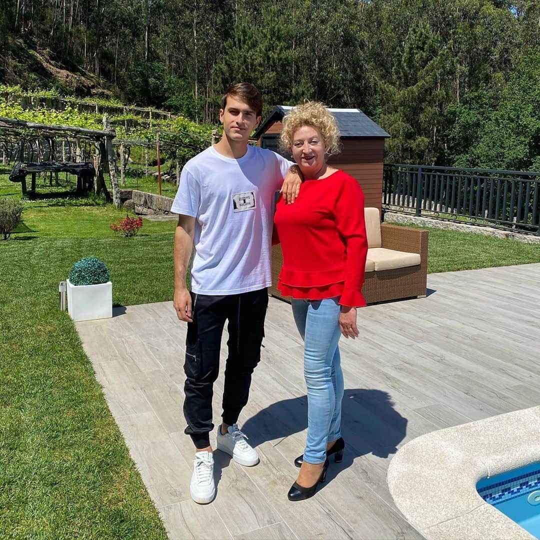 デニス・スアレス・フェルナンデスのインスタグラム：「Feliz día Mami❤️ TE QUIERO」