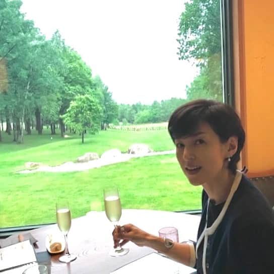鈴木保奈美さんのインスタグラム写真 - (鈴木保奈美Instagram)「東京青山から北海道に移転してしまった伝説のレストラン、ルゴロワのシェフとマダムが新鮮なアスパラガスを送ってくださった。本当に真面目で優しすぎるお二人。大好きなご夫婦と動物達に会いたくて富良野を訪ねたのは一昨年の6月のことでした。みんなどうしているだろう。シェフの味が恋しいよ😭せめてゴロワ風を真似て、サラダを作ろう。 #ルゴロワフラノ」5月3日 22時36分 - honamisuzukiofficial