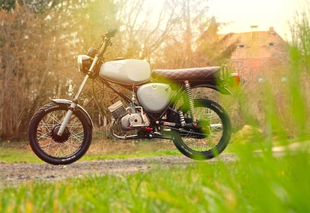 のインスタグラム：「#simson #neuaufbau #simsontuning #ddr #s51 #s50 #grau #rot #nature」