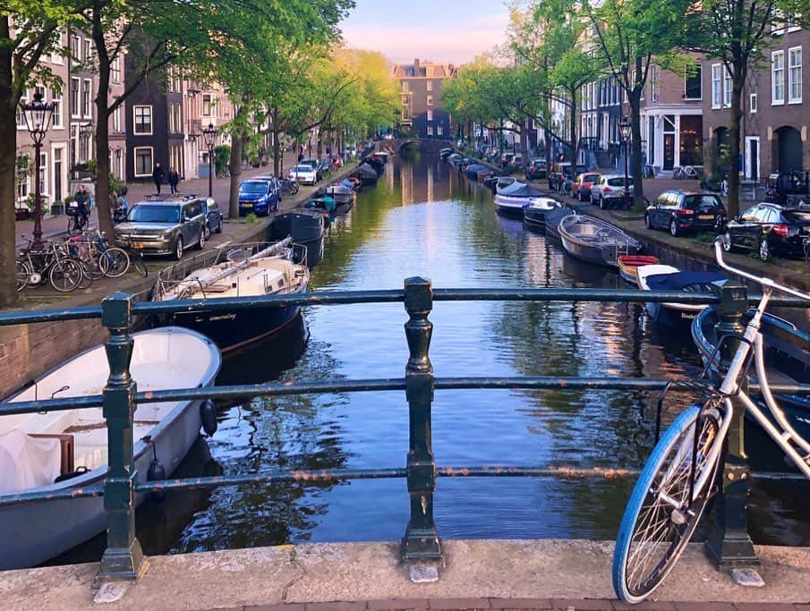 Laraさんのインスタグラム写真 - (LaraInstagram)「. . . . Did you know? “The Netherlands” means “The lowlands” in Dutch! My absolute favorite actress is also half Dutch (Audrey Hepburn)! Amsterdam is called Amsterdam because they built a dam to prevent flooding! Then, little by little more people started to live there and soon, it became a city! . . 大好きなオードリーヘップバーンが生まれた国オランダ。 運河が素敵な街アムステルダムの名前は、氾濫が多かったアムステル川にダムを作ったからアムステルダムになったとか、オランダの正式名称の「ネーデルラント王国」は、「低い土地」という意味だったりとか、常に水害と戦ってきたオランダの人たち。九州と同じぐらいの大きさしかないオランダが世界に有名になったのは国と国民の努力と分かったよ✨ . . . . #思い出投稿 #2019年5月 #オランダ旅」5月3日 22時54分 - fa_la_lara