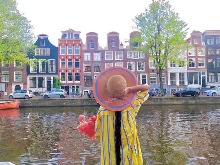 Laraさんのインスタグラム写真 - (LaraInstagram)「. . . . Did you know? “The Netherlands” means “The lowlands” in Dutch! My absolute favorite actress is also half Dutch (Audrey Hepburn)! Amsterdam is called Amsterdam because they built a dam to prevent flooding! Then, little by little more people started to live there and soon, it became a city! . . 大好きなオードリーヘップバーンが生まれた国オランダ。 運河が素敵な街アムステルダムの名前は、氾濫が多かったアムステル川にダムを作ったからアムステルダムになったとか、オランダの正式名称の「ネーデルラント王国」は、「低い土地」という意味だったりとか、常に水害と戦ってきたオランダの人たち。九州と同じぐらいの大きさしかないオランダが世界に有名になったのは国と国民の努力と分かったよ✨ . . . . #思い出投稿 #2019年5月 #オランダ旅」5月3日 22時54分 - fa_la_lara