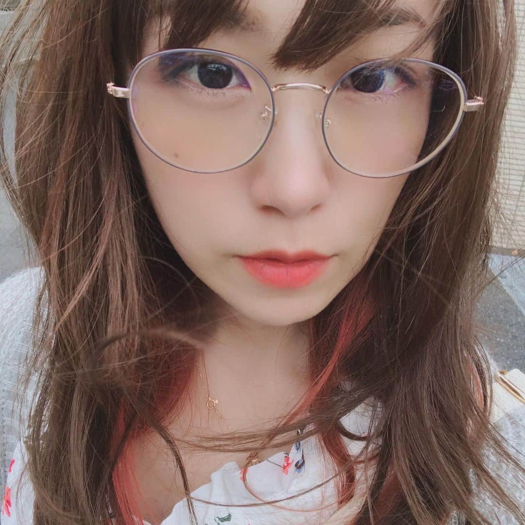 田中いちえのインスタグラム：「おうちばっかでテンション上がらないから牛乳買いに行くだけに気持ちお洒落してみたw あと1ヶ月もこんな生活してたら、誰よりも早く起きて朝ごはん作って子供起こして自分の支度しながら子供にご飯食べさせて｢早くしなさい｣連呼しながら子供に支度させて保育園送って出勤なんて慌ただしい朝の戦争やれる気がしない😭 #田中いちえ#自粛生活#気付けば1ヶ月頑張った」