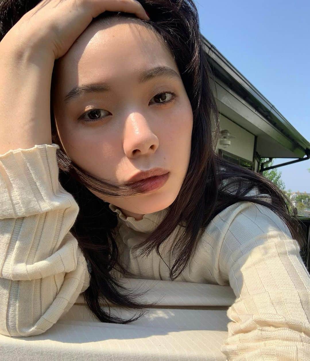 きなりのインスタグラム：「今年入ってから顔変わったって色んな人に言われる〜少しは大人になってきたのかな？と言いつつもどう変わってるのか怖くて聞きません🤔笑 慣れないselfieも自粛期間で撮れるようになってきた😅  5月になりましたが、丸々１ヶ月誰とも会わず仕事もしなかったのは人生初めての経験でした 多分沢山の方がそうだったんじゃ無いかと思います  こんなにも時間を持て余しているのでインドア派のわたしもいよいよする事が無くなってきて…今まで読み損ねていた本達を買い漁ることにしました📚 でもね、聞いて？欲しい本達が尽く在庫切れ…新品はおろか中古も無いんです！はあ困った！ 電子書籍は持っていないんだけど、使いやすいのかな？DLならこんな悩みも要らないのかな… 映画も見ようと思ったものに限ってサブスクに無い…あるあるだよね🐷  検索しては在庫切れに肩を落とし、景気付けにあつ森でカブを売り買いする日々からわたしの5月が始まりました😂 新緑が美しくなっていく5月！改めて、自分の気持ちにも光を当ててあげましょう🌱 #stayhome #stayhealthy」