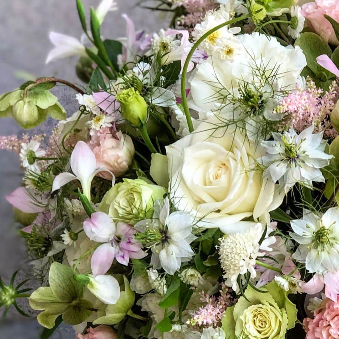ニコライ・バーグマン・フラワーズ＆デザインさんのインスタグラム写真 - (ニコライ・バーグマン・フラワーズ＆デザインInstagram)「🤍#bouquet #sundayvibes #nicolaibergmann #flowerartist」5月3日 22時55分 - nicolaibergmann