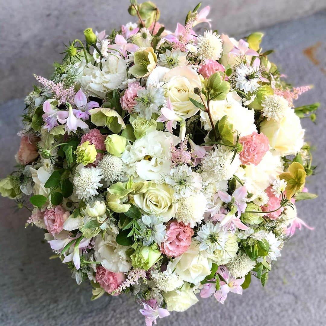 ニコライ・バーグマン・フラワーズ＆デザインさんのインスタグラム写真 - (ニコライ・バーグマン・フラワーズ＆デザインInstagram)「🤍#bouquet #sundayvibes #nicolaibergmann #flowerartist」5月3日 22時55分 - nicolaibergmann