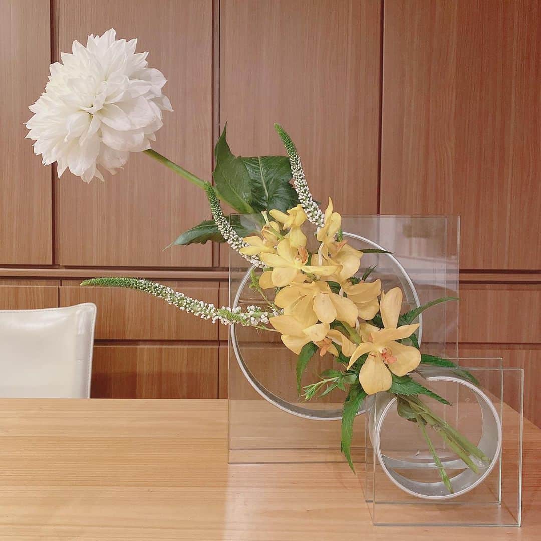金子エミさんのインスタグラム写真 - (金子エミInstagram)「🤣これ….首を捻って見たくなる？斬新で美しくユーモラスな花瓶は私の理想。10年来の宝物。 ・ ・ #花のある暮らし #ダリア  #花  #花瓶 #オブジェ」5月3日 22時55分 - emikaneko1114