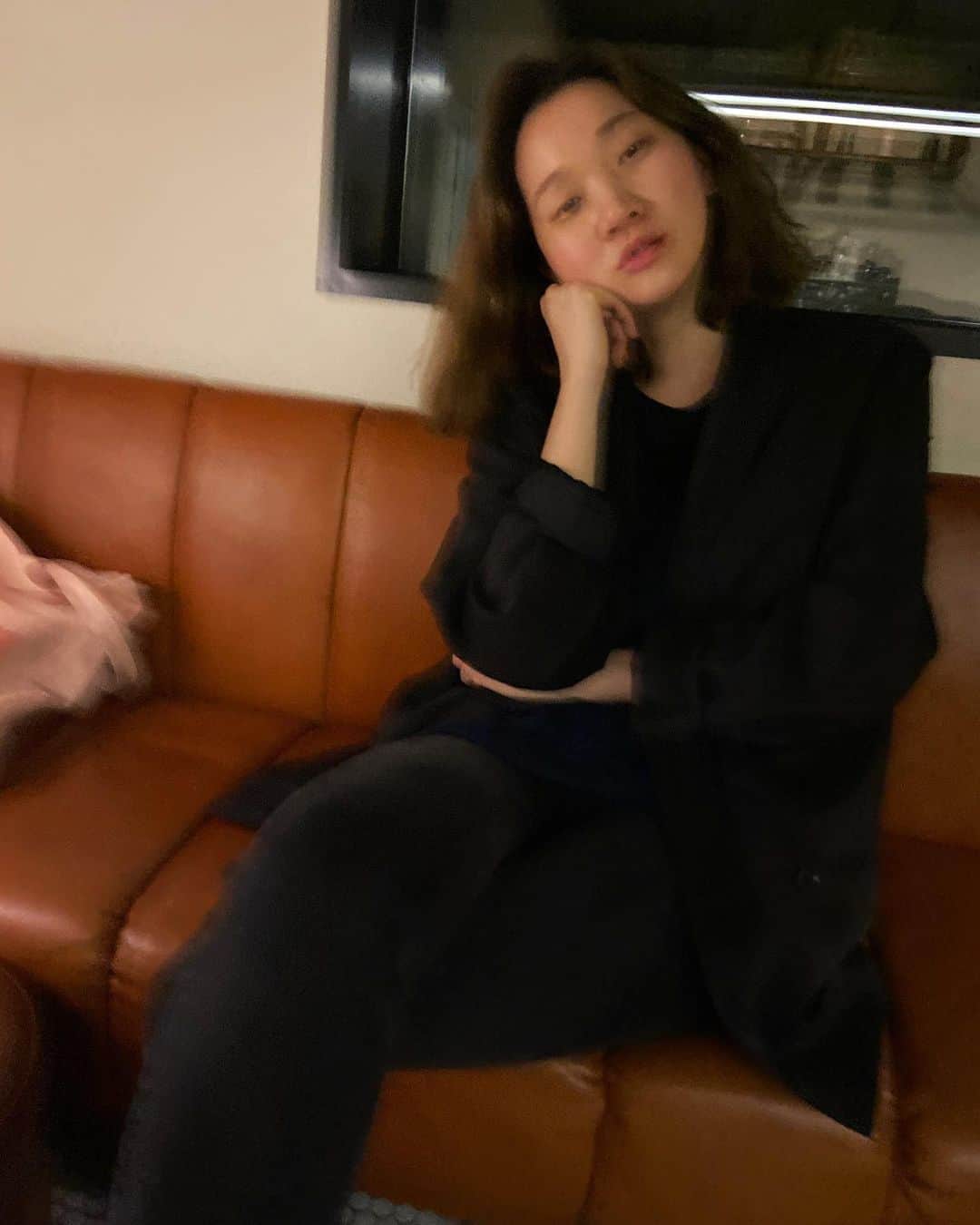 チャン・ユンジュのインスタグラム：「리사가 찍어준 사진 📸🤩🥰😂💋❤️👍🏻 #상상력을불러일으키는 #모델이워낙좋아서ㅋㅋ  #뭐든다그림이되지ㅋㅋ  #술취한거아니구요ㅋㅋ」