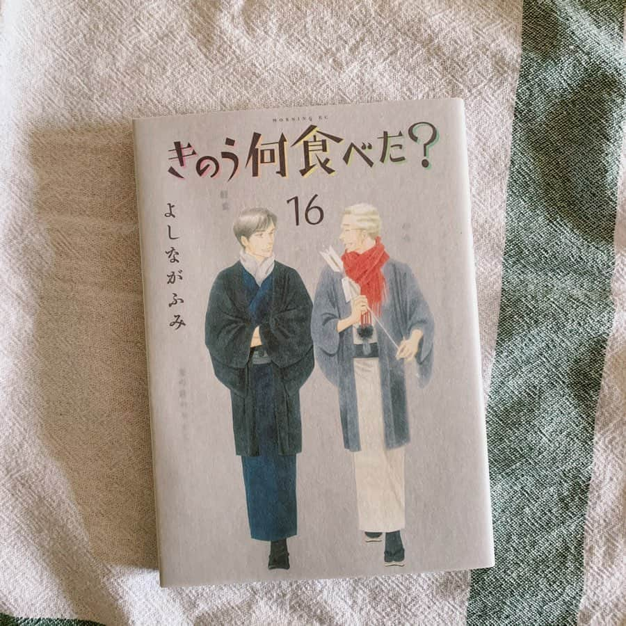 赤坂由梨さんのインスタグラム写真 - (赤坂由梨Instagram)「ㅤㅤㅤㅤㅤㅤ﻿  #bookcoverchallenge day2﻿ ﻿ ルールを変えて今日は3冊ご紹介します。﻿ 「こんな今だからこそ読みたい」をテーマに🌼ㅤㅤㅤ ﻿ 1 「きのう何食べた？1〜16」 よしながふみ﻿ 何もかも考えるのが面倒くさいときは漫画。﻿ 空で台詞を言えるようになるほどドラマを観たので﻿ 久しぶりに漫画を大人買いしました(フリマアプリで)ㅤㅤ﻿ 女子の気持ちを代弁してくれるケンジが大好きです。 ﻿ 2 「今日の人生」益田ミリ﻿ ご安心を。これも(ほぼ)漫画です。﻿ でもミリさんの漫画はゆるさの中に突き刺さる何かがある。﻿ こんな今だからこそ 噛みしめたい日常の幸せが詰まってます。﻿ 私のファーストミリブック。﻿ ﻿ 3 「一汁一菜でよいという提案」土井善晴﻿ 今だからこそ ご飯とお味噌汁でいい。そして一緒に食べる。﻿ 一人暮らしでも家族暮らしでも読むと沁みます。﻿ 関係ないけどたまたま都内で土井先生を見かけた時に﻿ あまりのカッコ良さに影からこっそり拝みました。﻿ ﻿  次にお願いするのは、﻿ カメラマンであり #ペア読書 友達である﻿ ばみちゃん @bami_k__ セレクト楽しみにしてま〜す🙂🙃﻿ ﻿ #ブックカバーチャレンジ とは、﻿ 読書文化の普及に貢献するためのチャレンジで、﻿ 参加方法は好きな本を1日1冊(表紙のみで説明はなし)﻿ 7日間投稿し、その都度友達を招待するというもの。﻿ (もちろん参加は自由で7冊でなくても良いとのこと◎)﻿ ㅤㅤㅤ﻿ ﻿ #7days #7bookcovers #BookCoverChallenge﻿ #きのう何食べた #よしながふみ﻿ #今日の人生 #益田ミリ﻿ #一汁一菜でよいという提案 #土井善晴  #yuri__book #読書 #読書記録 #book #reading」5月3日 23時04分 - __fuyuri