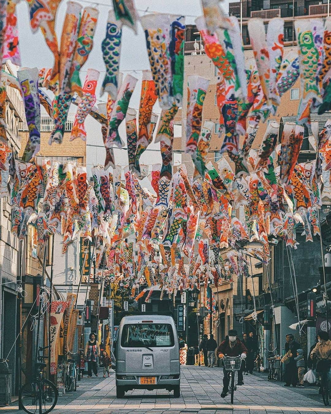 Berlin Tokyoのインスタグラム：「A fish are swimming comfortably in the city at dusk. . A carp streamer is a symbol of Boy's festival in Japan. We can see them everywhere when Boy's festival approaches. . . . #hellofrom kawagoe, #japan」