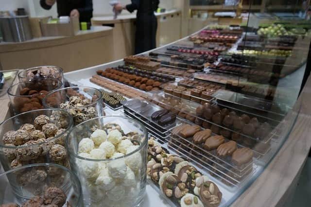 謝依旻さんのインスタグラム写真 - (謝依旻Instagram)「2012年　ベルギー旅行🇧🇪 ベルギーの街並みの雰囲気がすごく好きでした☺️✨ そして、、 ベルギーと言えば、、チョコレートですよね🍫‼️ . . . デルレイの本店で食べたチョコがあまりにも美味しすぎて、お店にあったチョコを全種類一個ずつ買いました✨(8枚目の写真を見てください~笑  いつか、また行けますように✈️✨ . . . 想念布魯塞爾的街道～✨ 希望以後有機會能再去一次～✈️ #比利時 #布魯塞爾 #風景 #ベルギー #belgium🇧🇪 #Bruxelles #旅 #旅行 #2012 #写真 #travel #歐洲 #ヨーロッパ #ヨーロッパ旅行 #翻翻舊照片 #ブリュッセル  #アントワープ #delray #chocolate #ワッフル　も美味しかった」5月3日 23時06分 - igo_1116