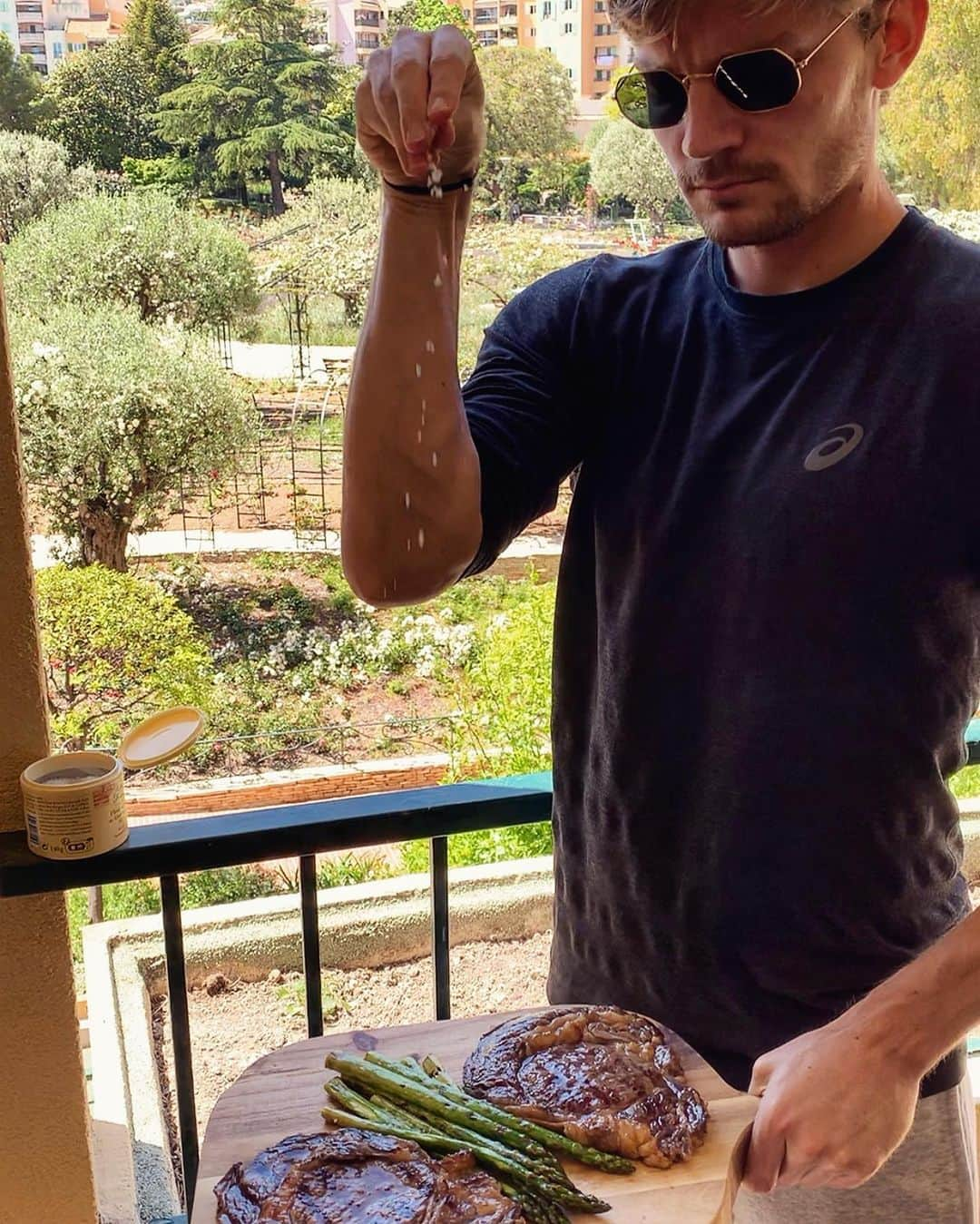 ダビド・ゴフィンのインスタグラム：「Barbecue time 🥩🤤 #meatlover #bbq #saltbae」